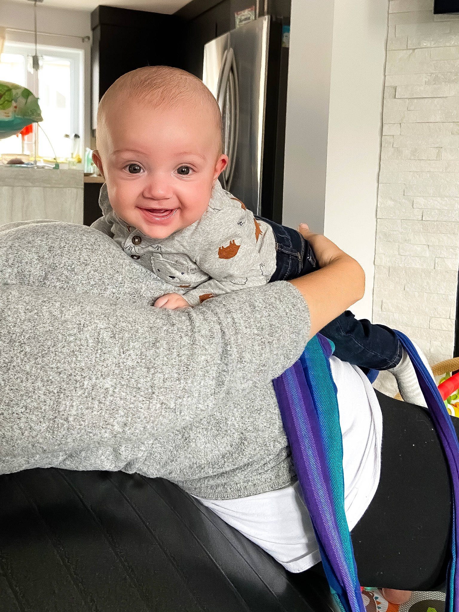 Kyle a rejoint le concours — aidez-le/la à gagner de superbes lots ! blue, clothing, comfort, event, eye, face, floor, fun, green, hairstyle, head, human, human_body, joy, people, person, product, room, sitting, skin