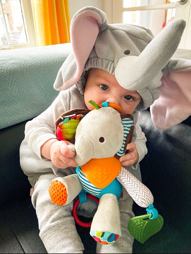 Kyle a rejoint le concours — aidez-le/la à gagner de superbes lots ! baby_products, blue, comfort, finger, fun, green, hairstyle, head, headwear, human, human_body, interior_design, lighting, people, person, plush, product, room, stuffed_toy, toy