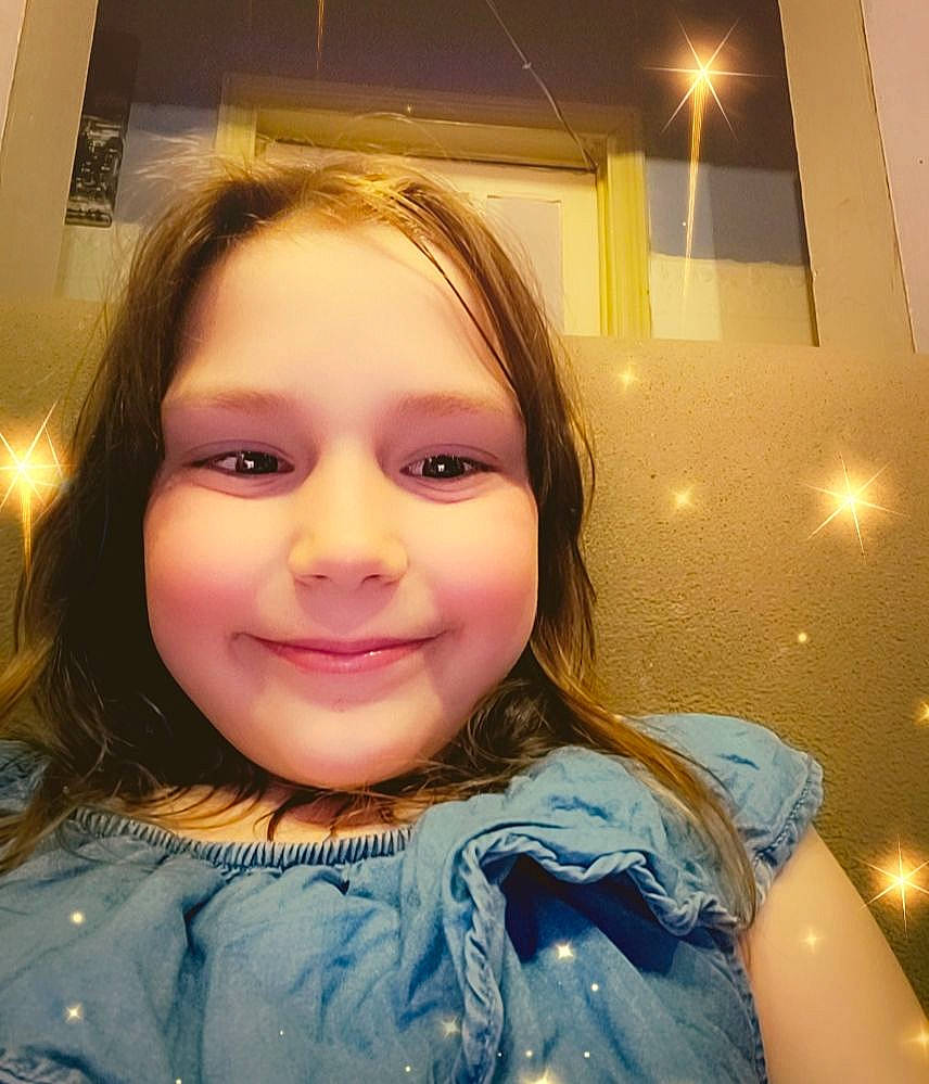 Clara a rejoint le concours — aidez-le/la à gagner de superbes lots ! beauty, blond, cheek, chin, cool, ear, eyebrow, eyelash, face, forehead, happy, iris, jaw, joy, lip, long_hair, mouth, nose, person, selfie