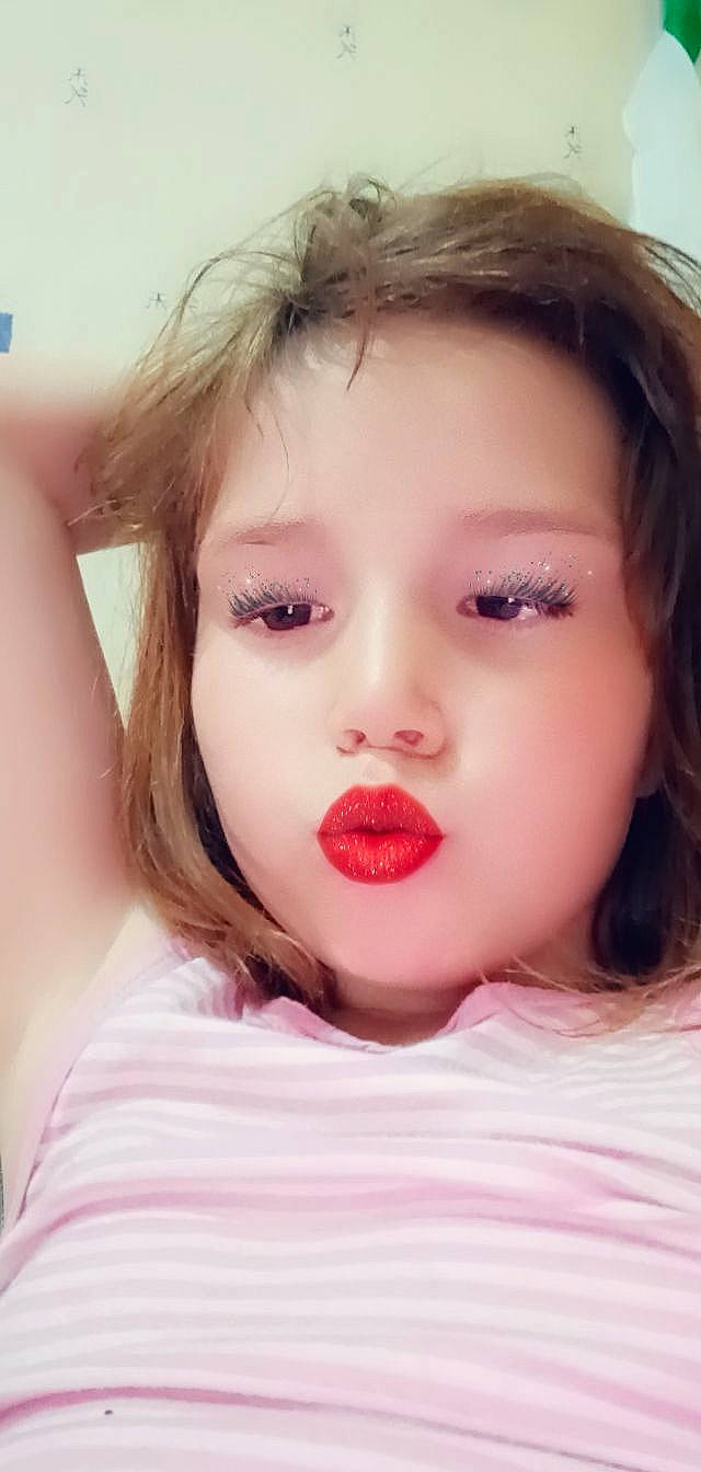 Clara a rejoint le concours — aidez-le/la à gagner de superbes lots ! beauty, cheek, ear, eyebrow, eyelash, flash_photography, happy, iris, jaw, layered_hair, lip, lipstick, mouth, neck, no_expression, nose, person, selfie, shoulder, skin