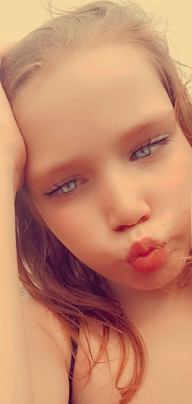 Clara participe au concours pour gagner de l'argent avec cette photo : cheek, ear, eye, eye_liner, eye_shadow, eyebrow, eyelash, flash_photography, forehead, hair, head, human_body, jaw, lip, lipstick, mouth, neck, nose, person, shoulder