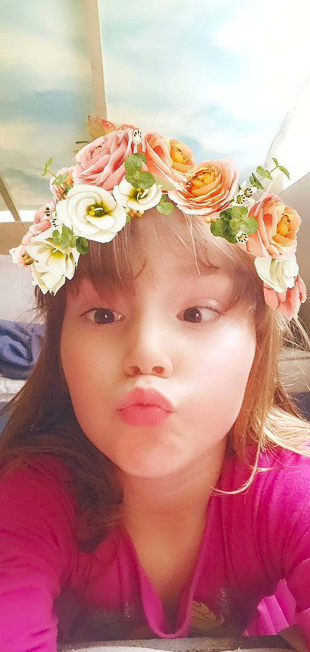 Clara participe au concours pour gagner de l'argent avec cette photo : beauty, bouquet, child, eyebrow, eyelash, fashion, flower, flower_arranging, hair_accessory, happy, headgear, headpiece, headwear, iris, leaf, lip, person, petal, pink, plant