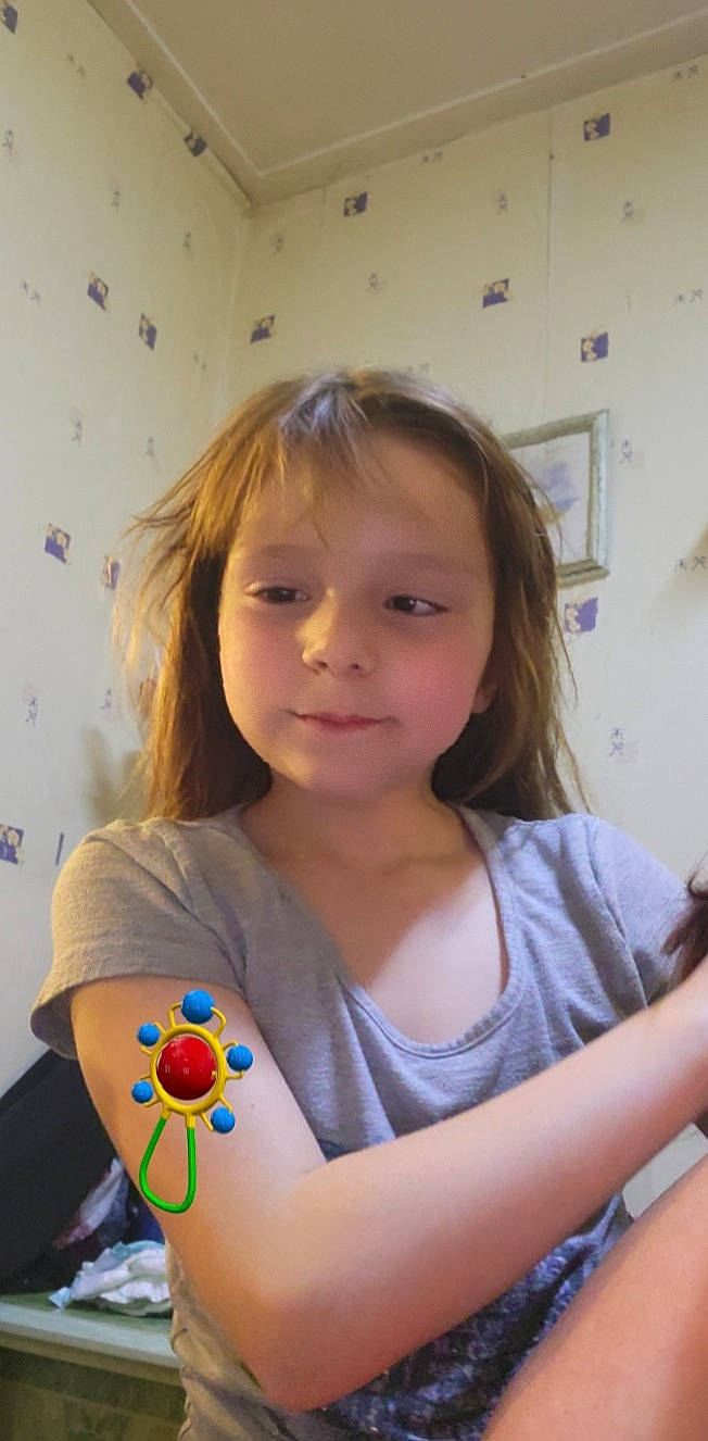 Clara participe au concours pour gagner de l'argent avec cette photo : audio_equipment, bangs, blond, chair, cheek, child, eyelash, fun, hairstyle, happy, input_device, iris, leisure, person, play, room, sitting, skin, smile, t_shirt