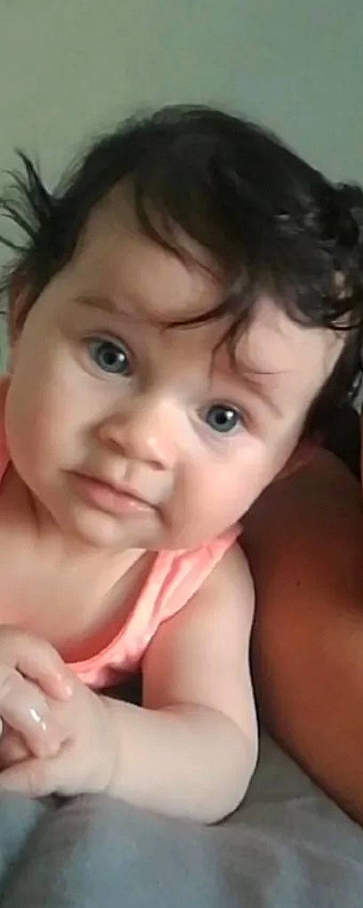 Mila participe au concours pour gagner de l'argent avec cette photo : baby, cheek, child, ear, eye, eyebrow, eyelash, finger, gesture, happy, iris, jaw, lip, mouth, nail, nose, person, skin, smile, thumb