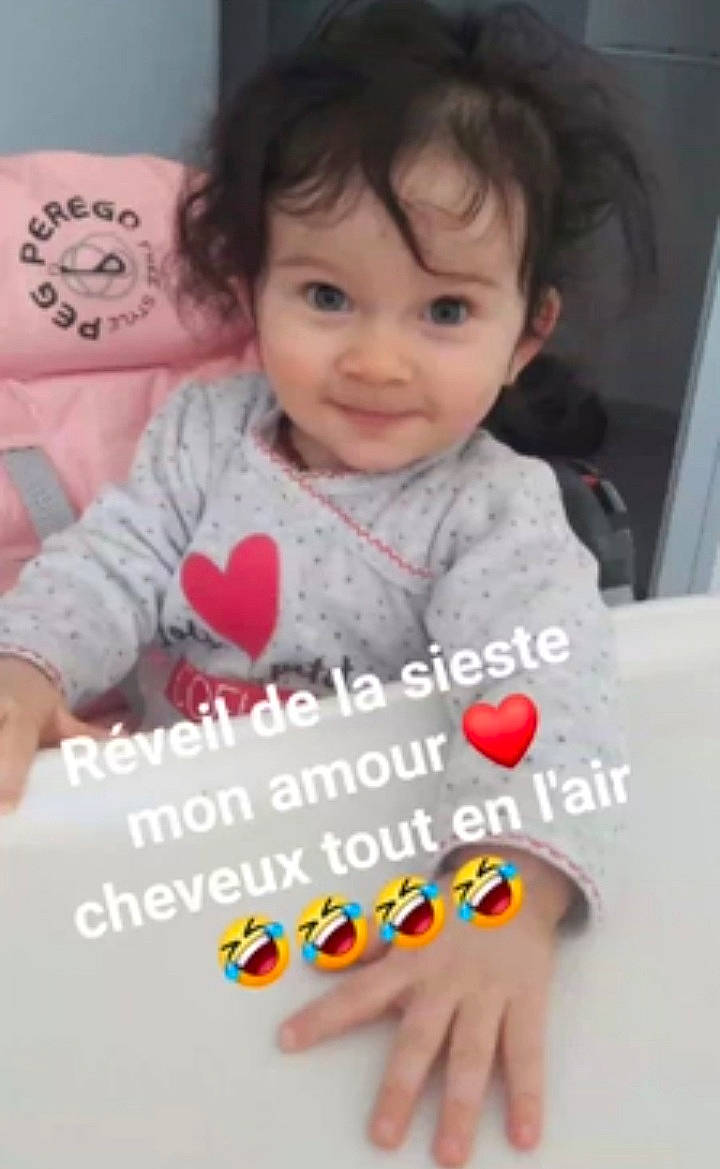 Mila a rejoint le concours — aidez-le/la à gagner de superbes lots ! baby, baby_toddler_clothing, cheek, child, facial_expression, finger, hairstyle, hand, happy, human_body, iris, joy, mammal, nose, people, person, product, skin, sleeve, smile