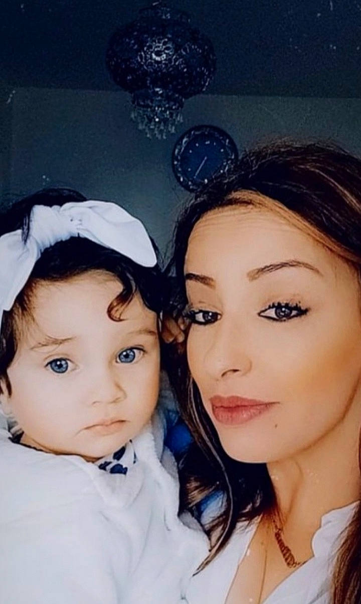 Mila participe au concours pour gagner de l'argent avec cette photo : black_hair, cheek, ear, electric_blue, eye_liner, eyebrow, eyelash, face, flash_photography, gesture, happy, headgear, iris, jewellery, lip, makeover, nose, person, skin, toddler