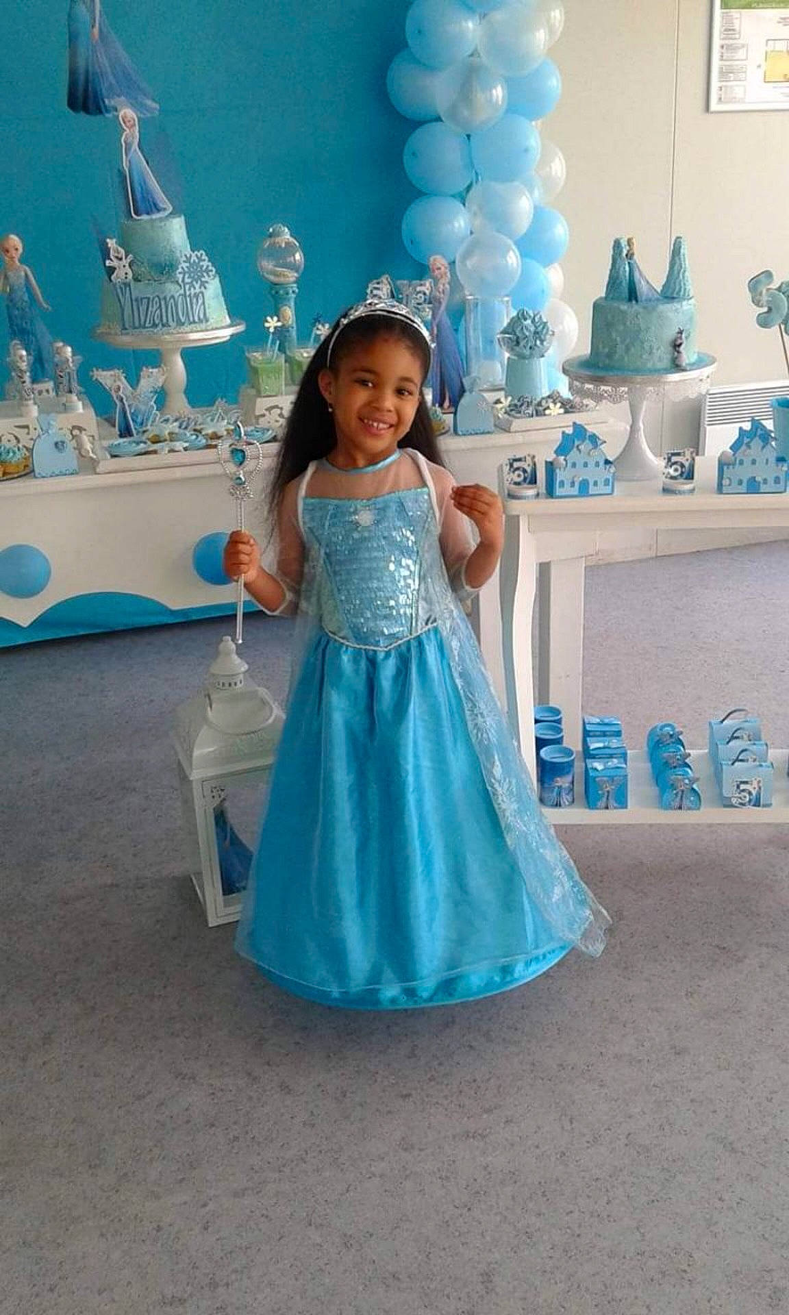 Ylizandra a rejoint le concours — aidez-le/la à gagner de superbes lots ! aqua, blue, child, costume, dress, flower_girl, formal_wear, girl, gown, joy, person, toddler, turquoise