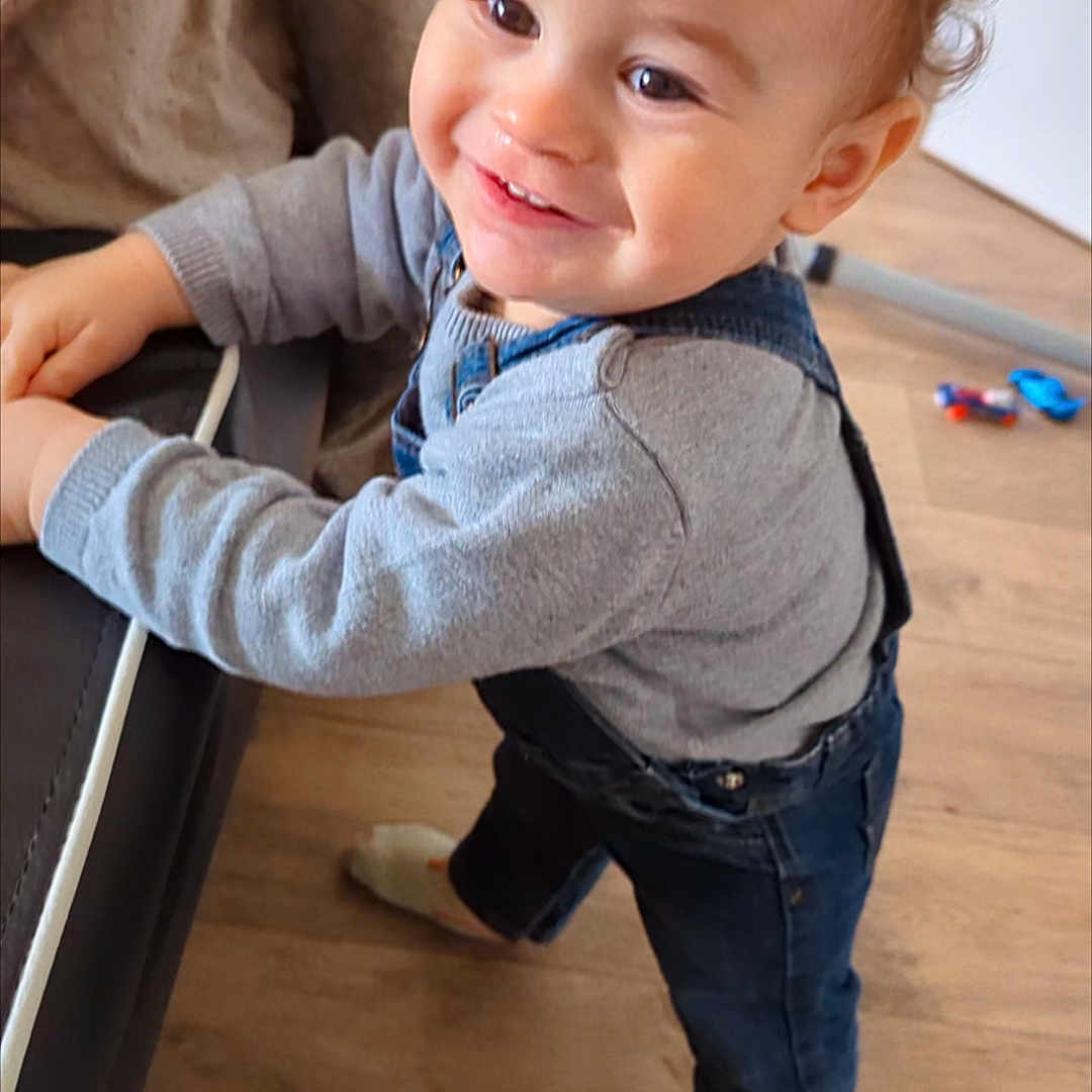 Davi a rejoint le concours — aidez-le/la à gagner de superbes lots ! baby, bodypart, clothing, face, finger, footwear, hand, happy, hardwood, head, hosiery, jeans, pants, person, photography, portrait, shoe, smile, sock, wood