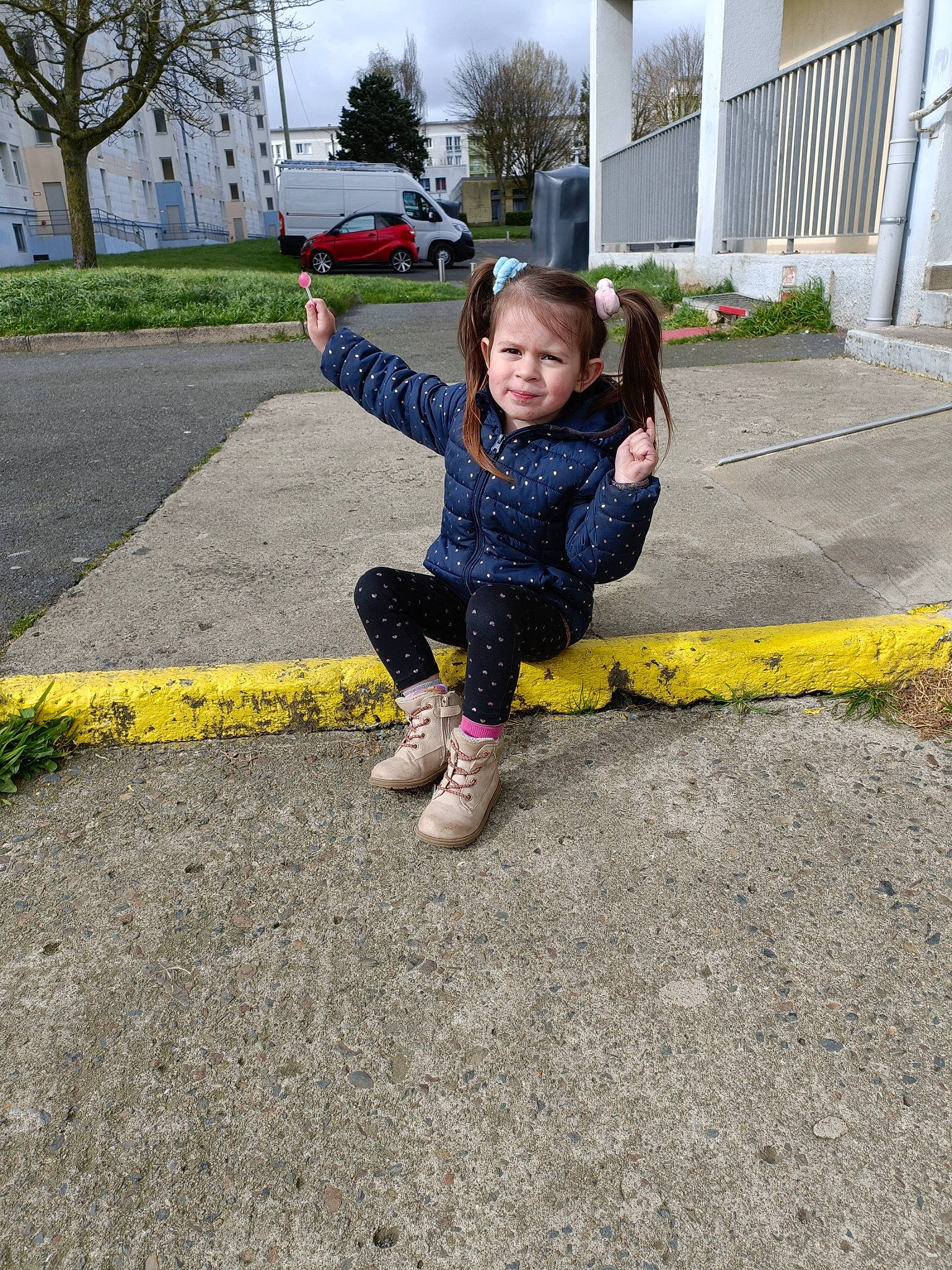 Aria participe au concours pour gagner de l'argent avec cette photo : asphalt, baby_toddler_clothing, car, city, dress, grass, jacket, leisure, person, plant, recreation, road_surface, shoe, sidewalk, sky, tar, tire, toddler, tree, wheel