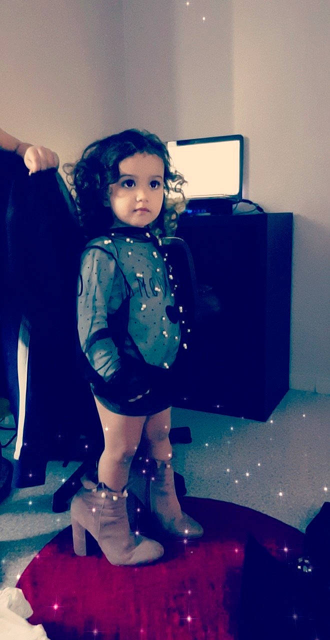 Aya participe au concours pour gagner de l'argent avec cette photo : blue, cool, fashion, fun, girl, person, product, smile, snapshot, space, toddler