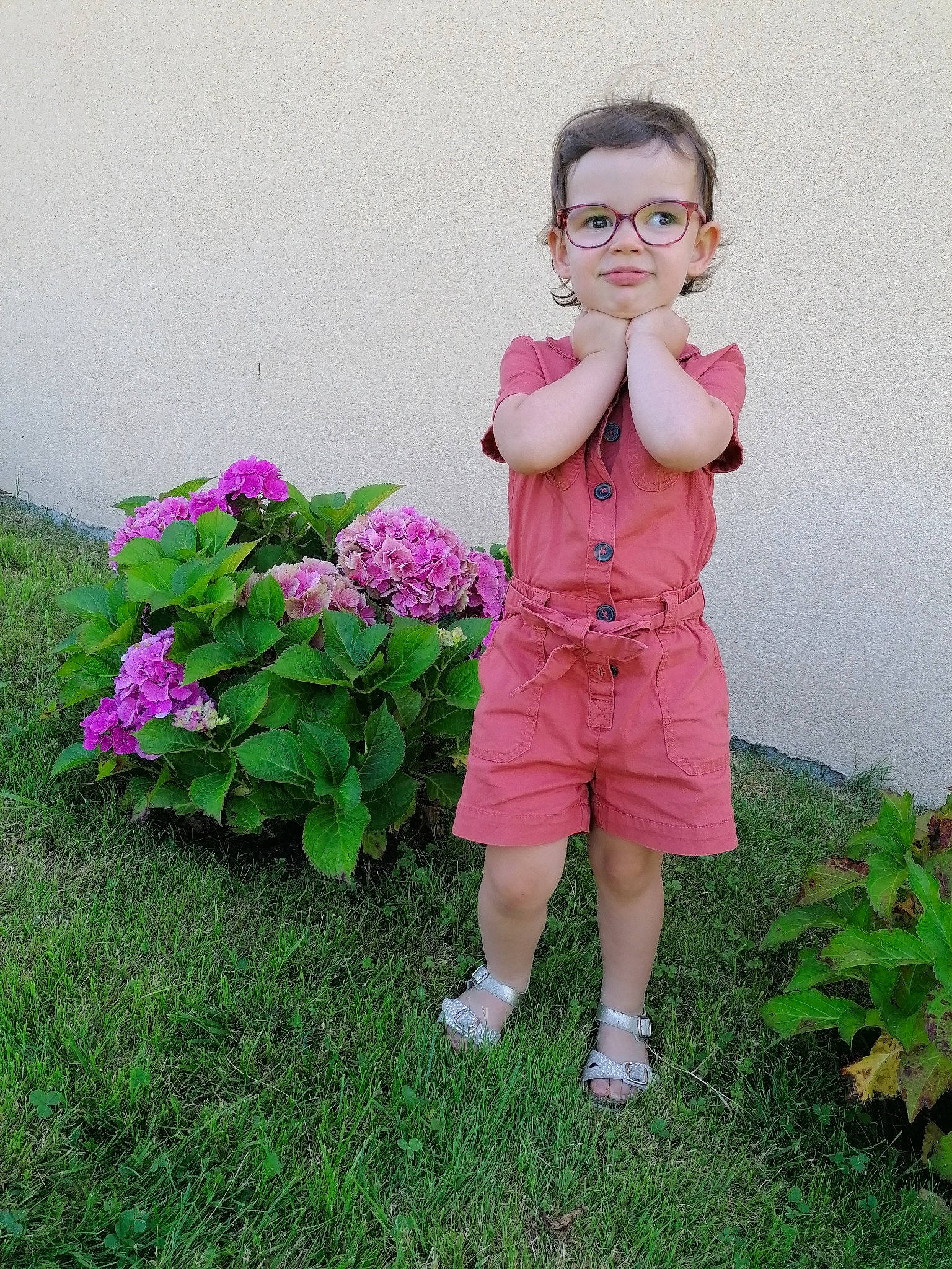 Maëlys a rejoint le concours — aidez-le/la à gagner de superbes lots ! annual_plant, baby_toddler_clothing, child, flower, garden, glasses, grass, groundcover, happy, joy, landscape, leaf, magenta, people_in_nature, person, petal, pink, plant, rose, shrub