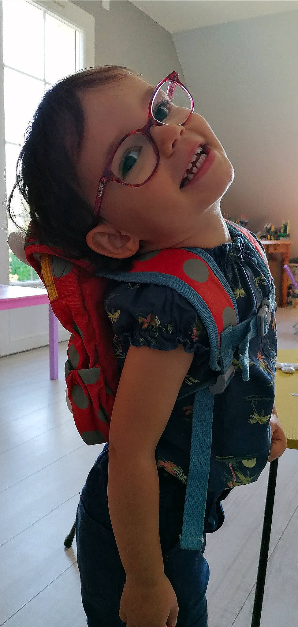 Maëlys participe au concours pour gagner de l'argent avec cette photo : abdomen, black_hair, cool, elbow, eyewear, fashion, gesture, glasses, happy, human_body, jaw, mouth, neck, person, shoulder, skin, sleeve, thigh, trunk, vision_care