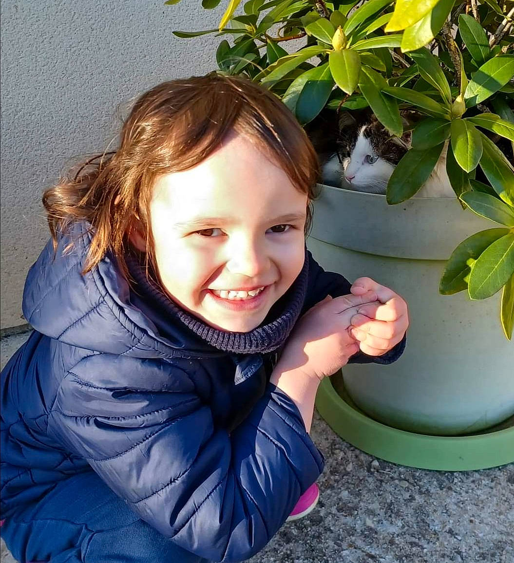 Maëlys a rejoint le concours — aidez-le/la à gagner de superbes lots ! blond, child, electric_blue, fashion_accessory, flash_photography, flowering_plant, fun, grass, happy, joy, laugh, leisure, lip, people_in_nature, person, plant, portrait_photography, recreation, sitting, smile