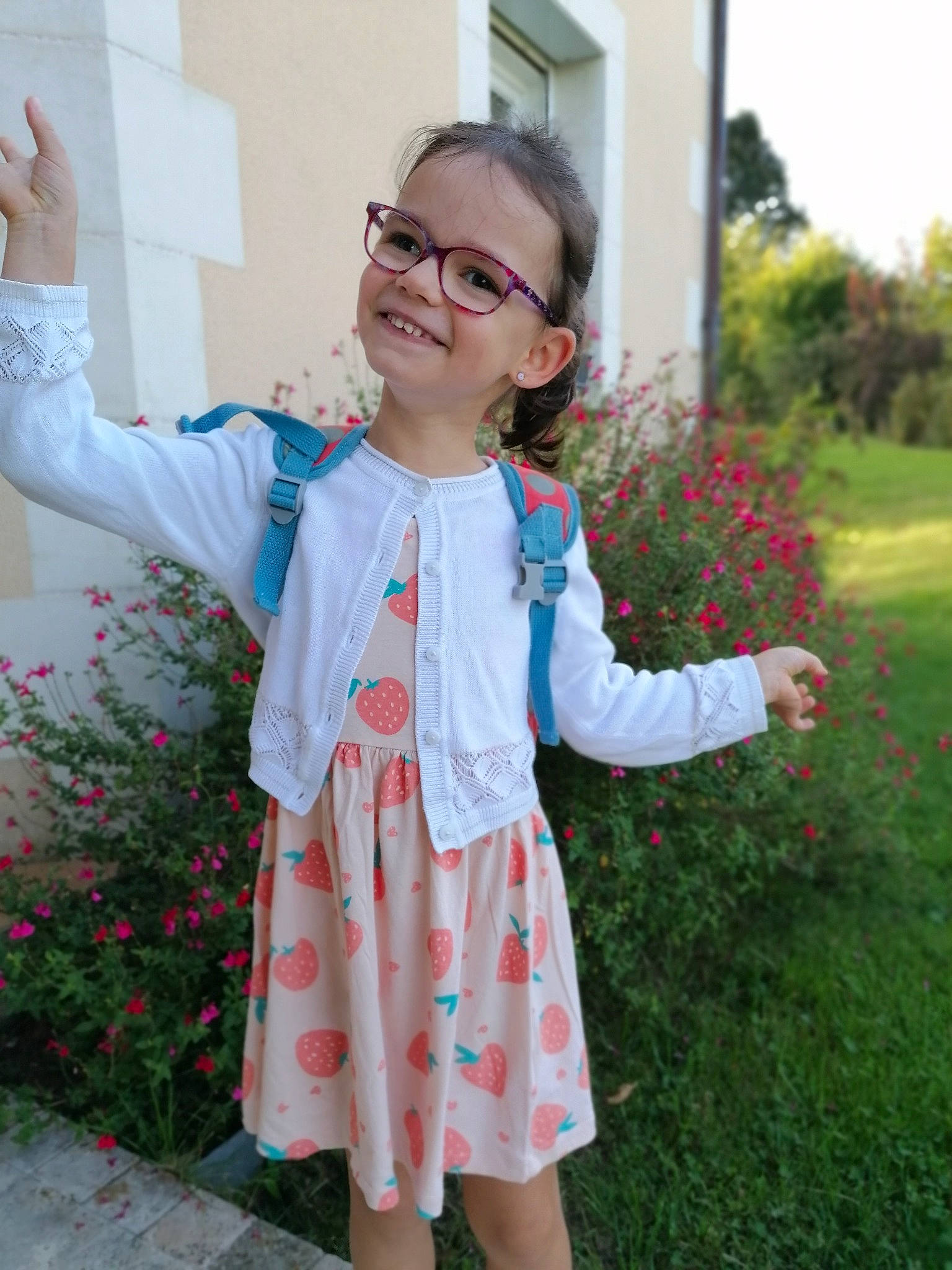 Maëlys a rejoint le concours — aidez-le/la à gagner de superbes lots ! arm, baby_toddler_clothing, dress, flower, gesture, glasses, green, hand, happy, human_body, joint, joy, neck, outerwear, person, pink, plant, shoulder, sleeve, smile