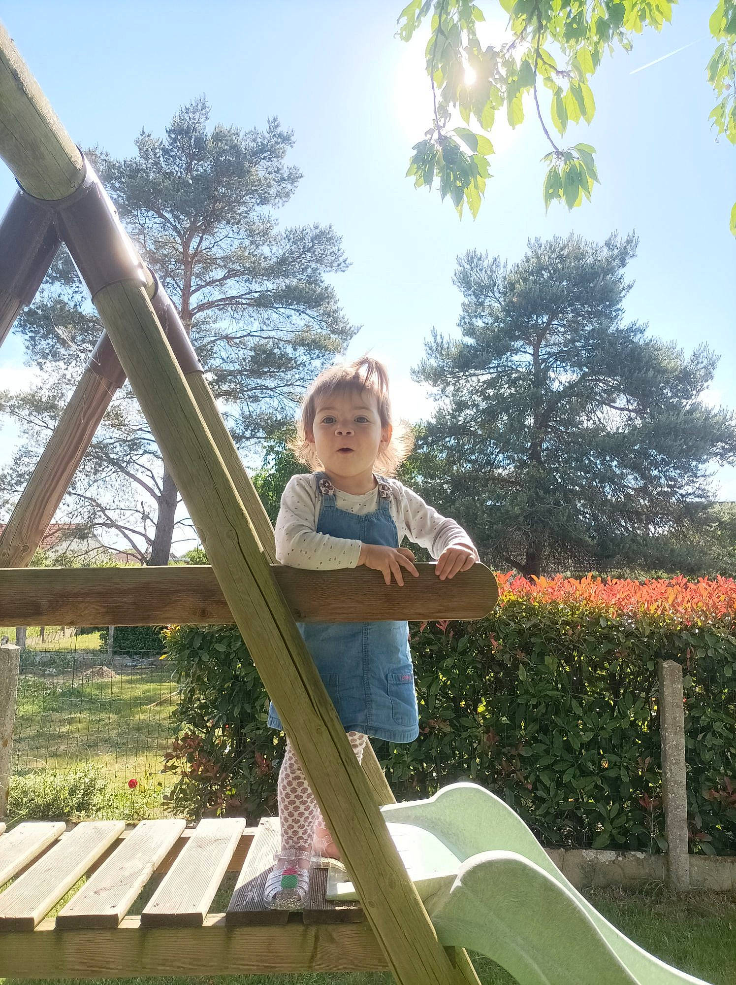 Emilya a rejoint le concours — aidez-le/la à gagner de superbes lots ! child, chute, city, fun, grass, house, leisure, outdoor_play_equipment, people_in_nature, person, plant, play, public_space, recreation, sitting, sky, t_shirt, toddler, tree, wood