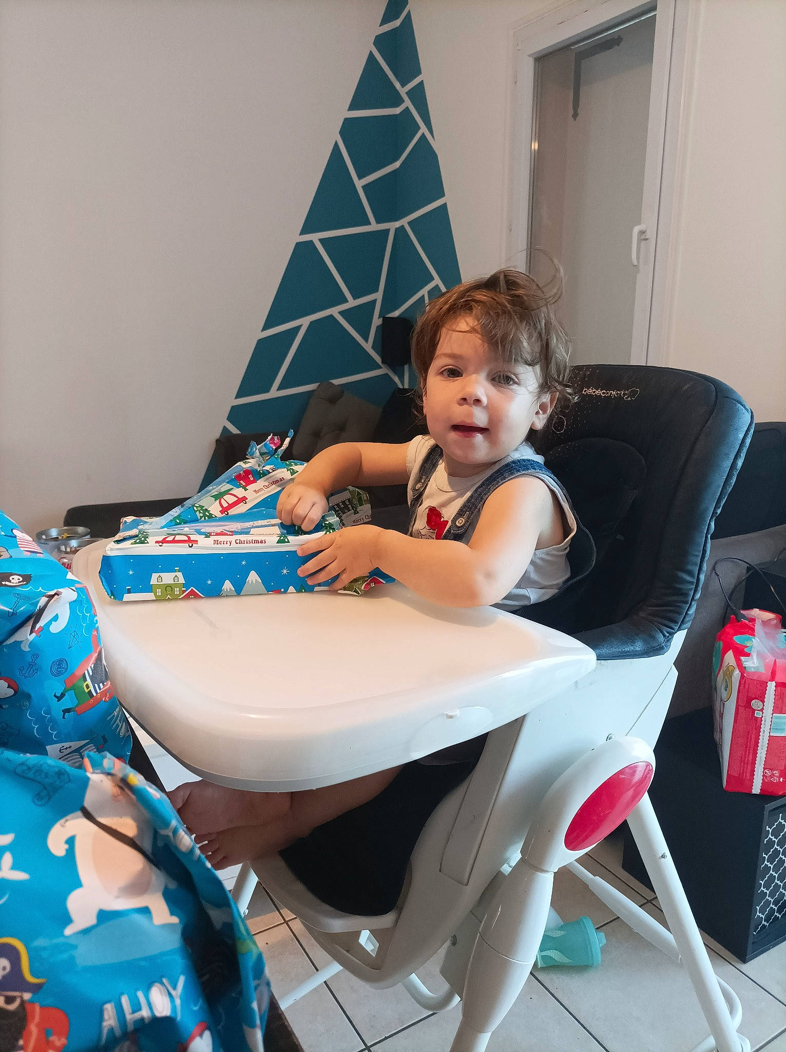 Emilya a rejoint le concours — aidez-le/la à gagner de superbes lots ! automotive_design, carmine, chair, child, comfort, door, electric_blue, fashion_design, flooring, fun, furniture, human_leg, leisure, linens, pattern, person, room, sitting, t_shirt, table