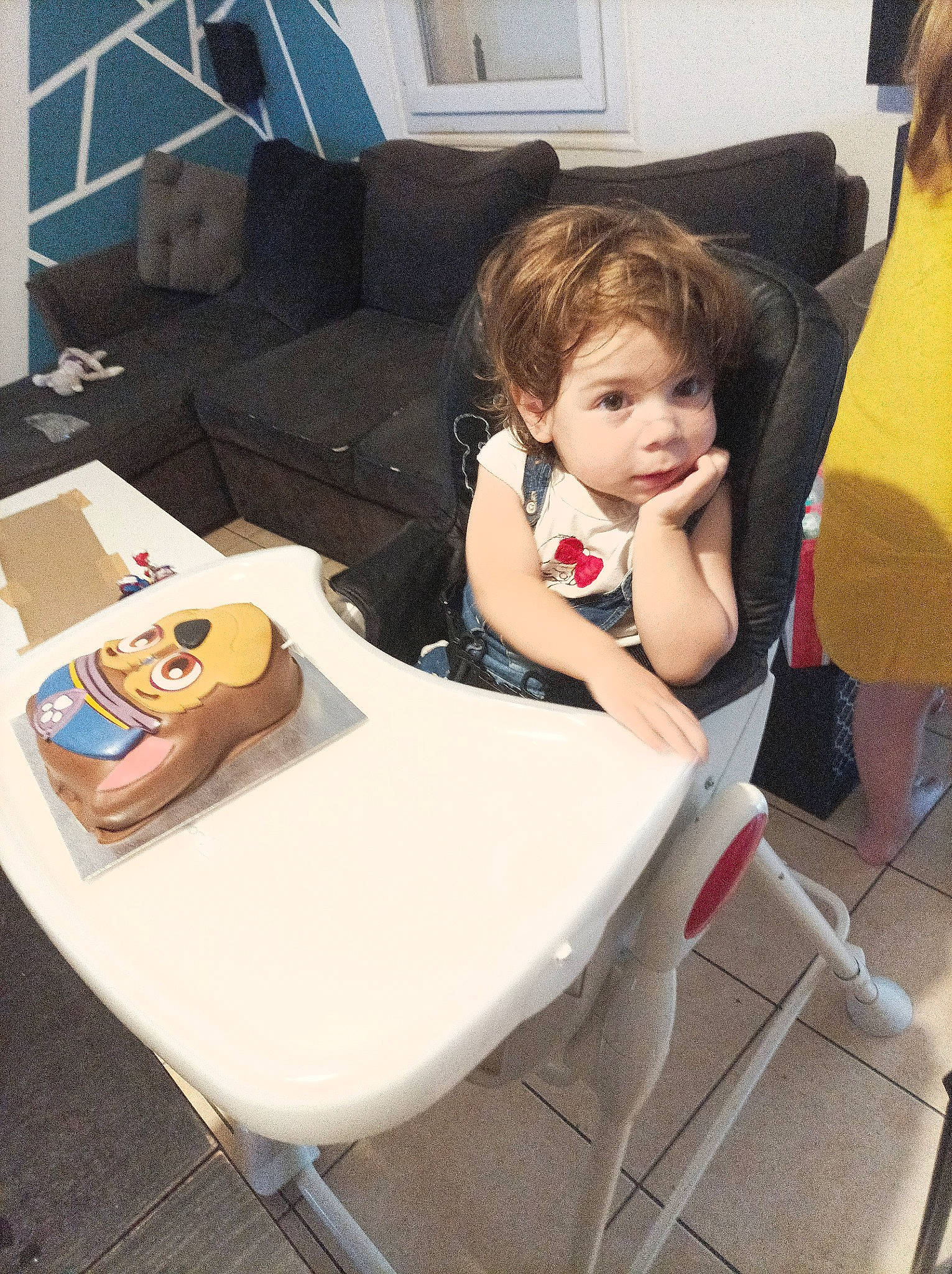 Emilya a rejoint le concours — aidez-le/la à gagner de superbes lots ! automotive_design, chair, child, comfort, couch, floor, flooring, fun, human_leg, lap, leisure, living_room, person, pillow, play, room, sitting, studio_couch, table, thigh