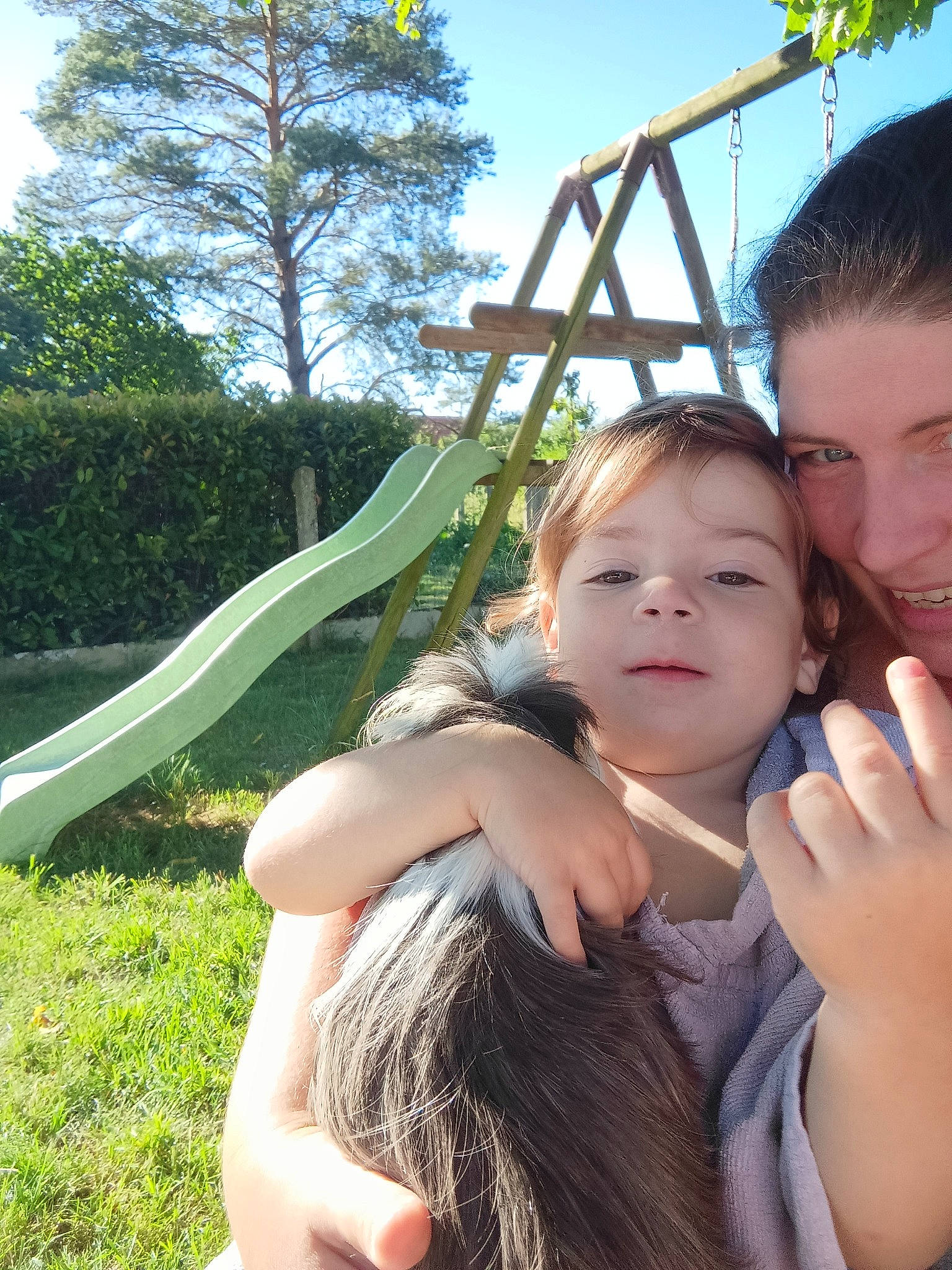 Emilya a rejoint le concours — aidez-le/la à gagner de superbes lots ! botany, child, event, fun, garden, gesture, grass, happy, human_body, joy, leisure, people_in_nature, person, plant, recreation, sitting, sky, summer, thumb, toddler