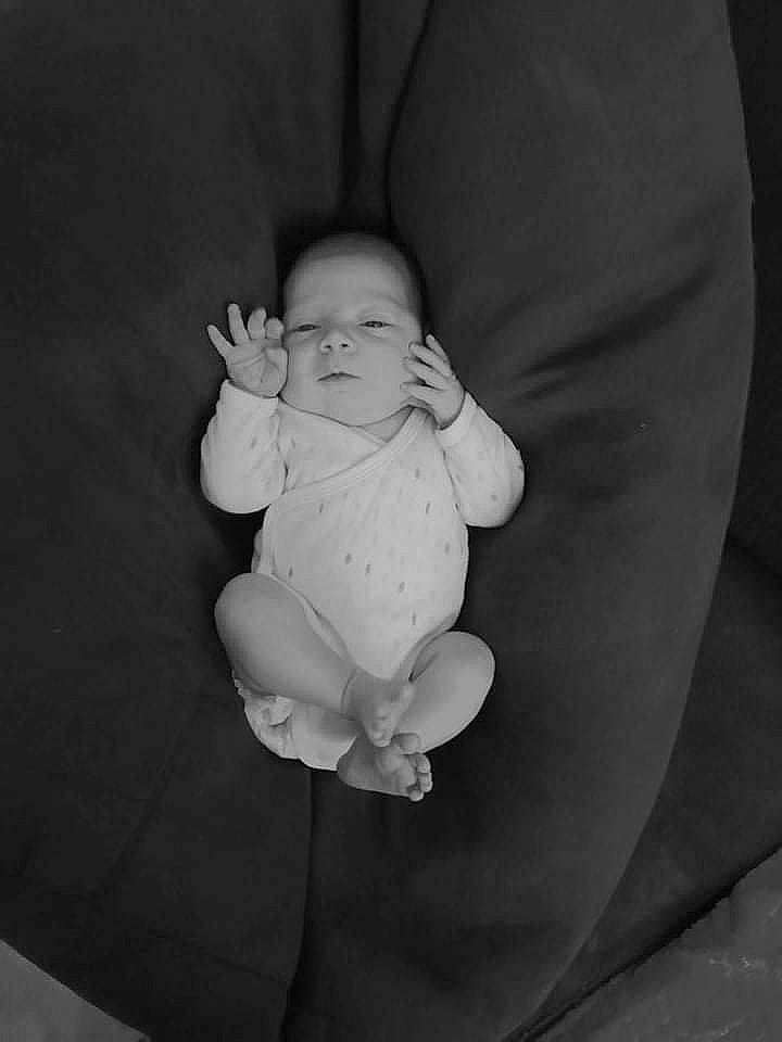 Emilya participe au concours pour gagner de l'argent avec cette photo : arm, baby, baby_toddler_clothing, cheek, child, comfort, elbow, eye, flash_photography, gesture, grey, hand, human_body, leg, monochrome, monochrome_photography, person, sitting, sleeve, stomach