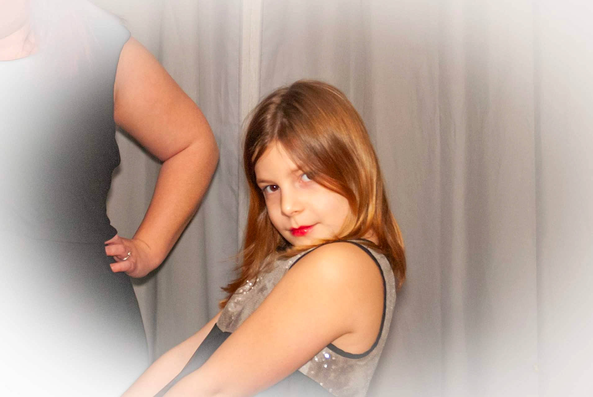 Cléanne a rejoint le concours — aidez-le/la à gagner de superbes lots ! arm, elbow, eyelash, facial_expression, finger, flash_photography, gesture, hairstyle, hand, human_body, joint, leg, lip, mouth, muscle, neck, person, shoulder, skin, smile