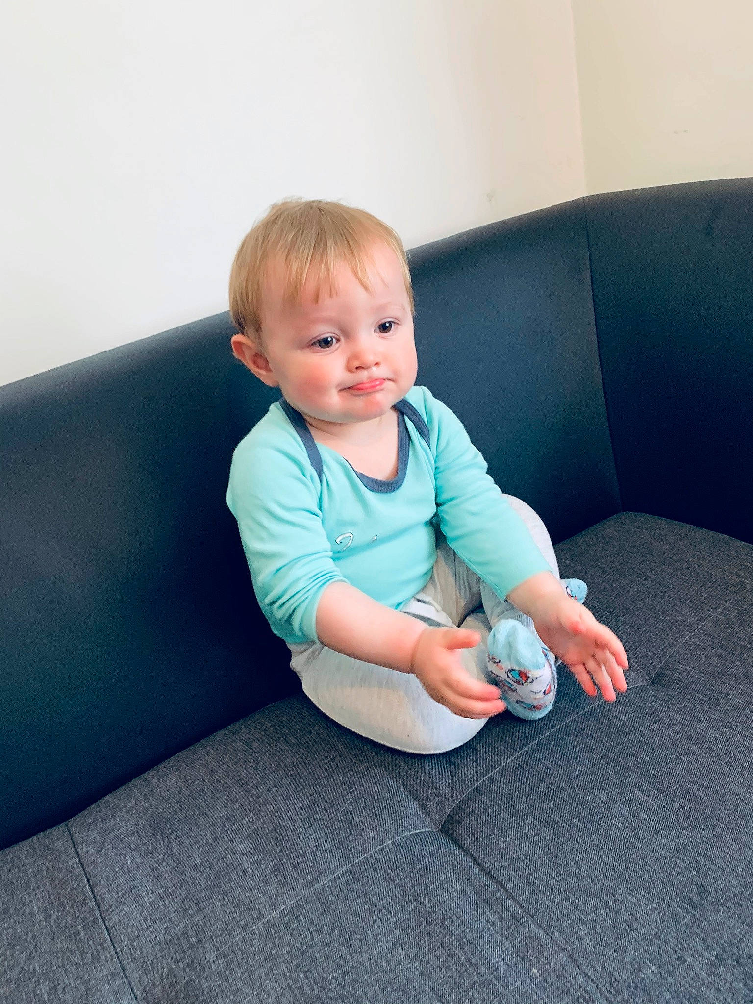 Eduard a rejoint le concours — aidez-le/la à gagner de superbes lots ! baby, baby_toddler_clothing, comfort, couch, electric_blue, finger, flooring, foot, fun, hairstyle, human_leg, joint, knee, lap, person, sitting, skin, sleeve, sock, thigh