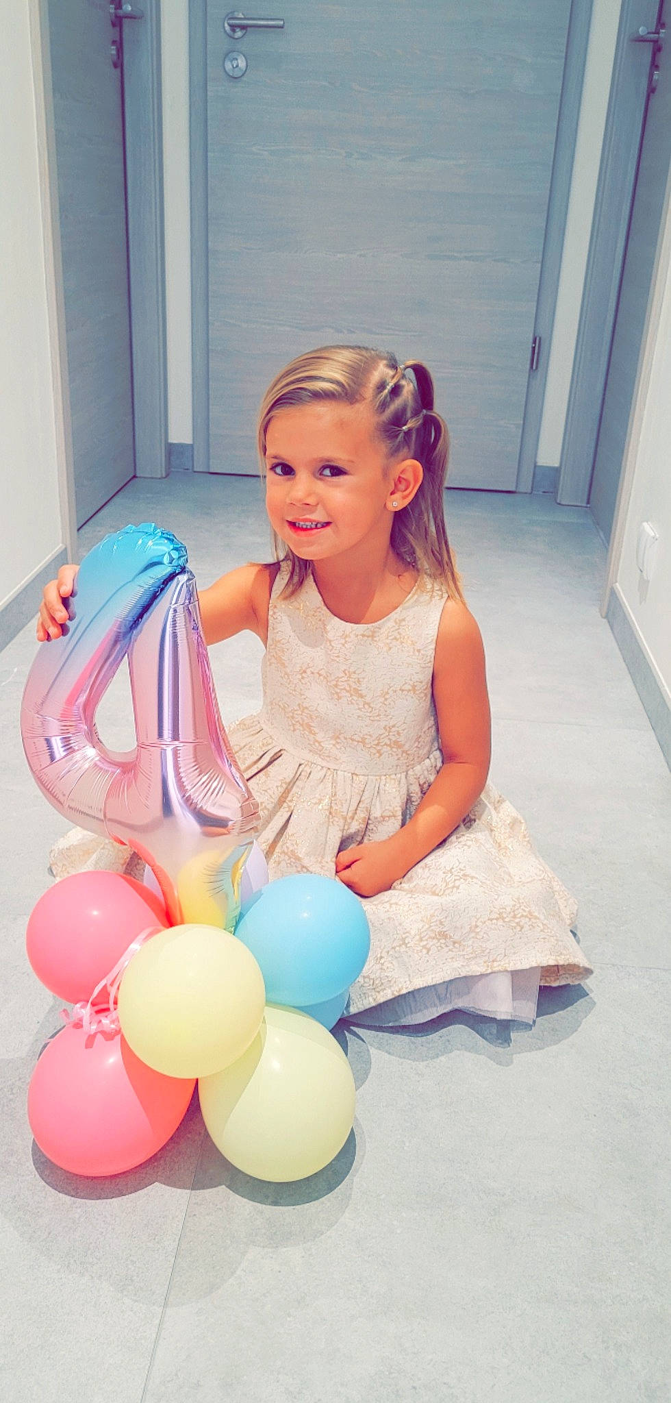 Elya a rejoint le concours — aidez-le/la à gagner de superbes lots ! balloon, bridal_accessory, door, dress, electric_blue, event, face, facial_expression, fashion_design, flash_photography, formal_wear, fun, hair, happy, joy, leisure, magenta, party_supply, person, pink