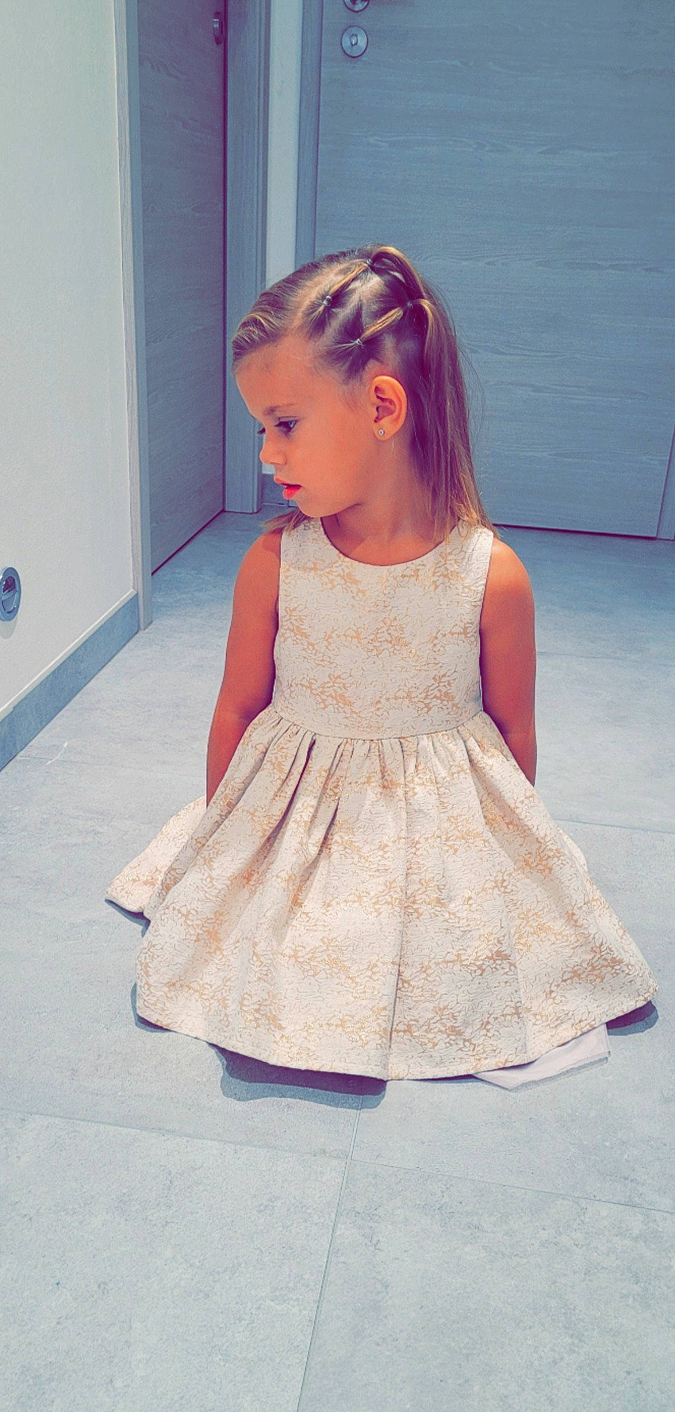 Elya participe au concours pour gagner de l'argent avec cette photo : baby_toddler_clothing, blond, bridal_accessory, day_dress, dress, electric_blue, embellishment, event, fashion_design, flooring, formal_wear, gown, human_leg, neck, one_piece_garment, pattern, person, ruffle, sleeve, vintage_clothing