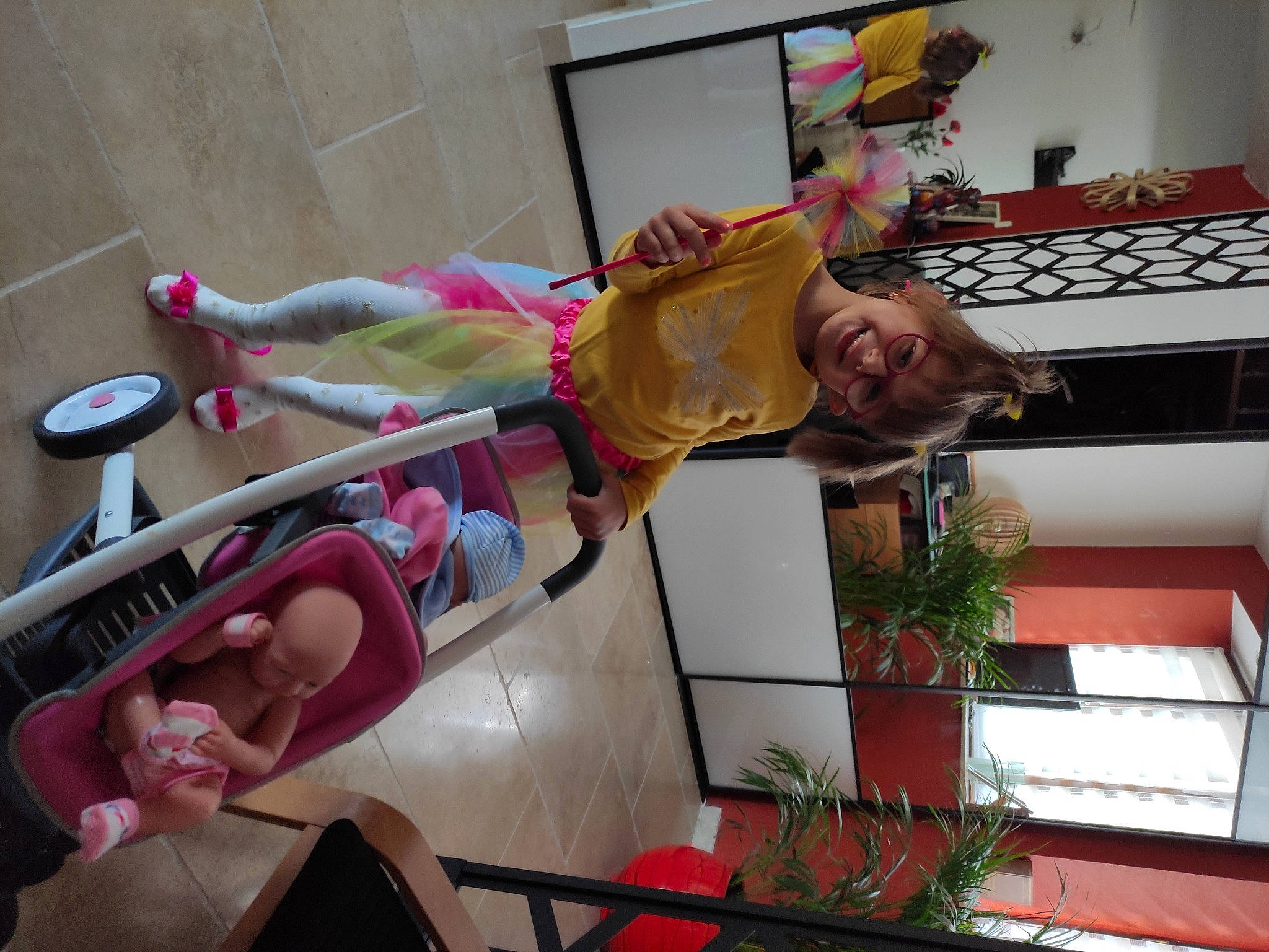 Jeanne a rejoint le concours — aidez-le/la à gagner de superbes lots ! balance, building, costume, event, fun, houseplant, human_leg, joy, leisure, magenta, person, plant, room, sandal, shorts, smile, thigh