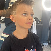 Liam participe au concours pour gagner de l'argent avec cette photo : blue_eyes, boy, casual, child, cute, design, face, fashion, haircut, hairstyle, indoor, lighting, person, portrait, ring_light, short_hair, spiderman, style, tshirt, young