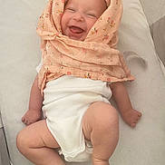 Charlie a rejoint le concours — aidez-le/la à gagner de superbes lots ! baby, infant, smiling, happy, cloth, blanket, white_onesie, lying_down, cute, skin, legs, arms, face, headwear, indoors, soft_texture, fabric, child, joyful, expression