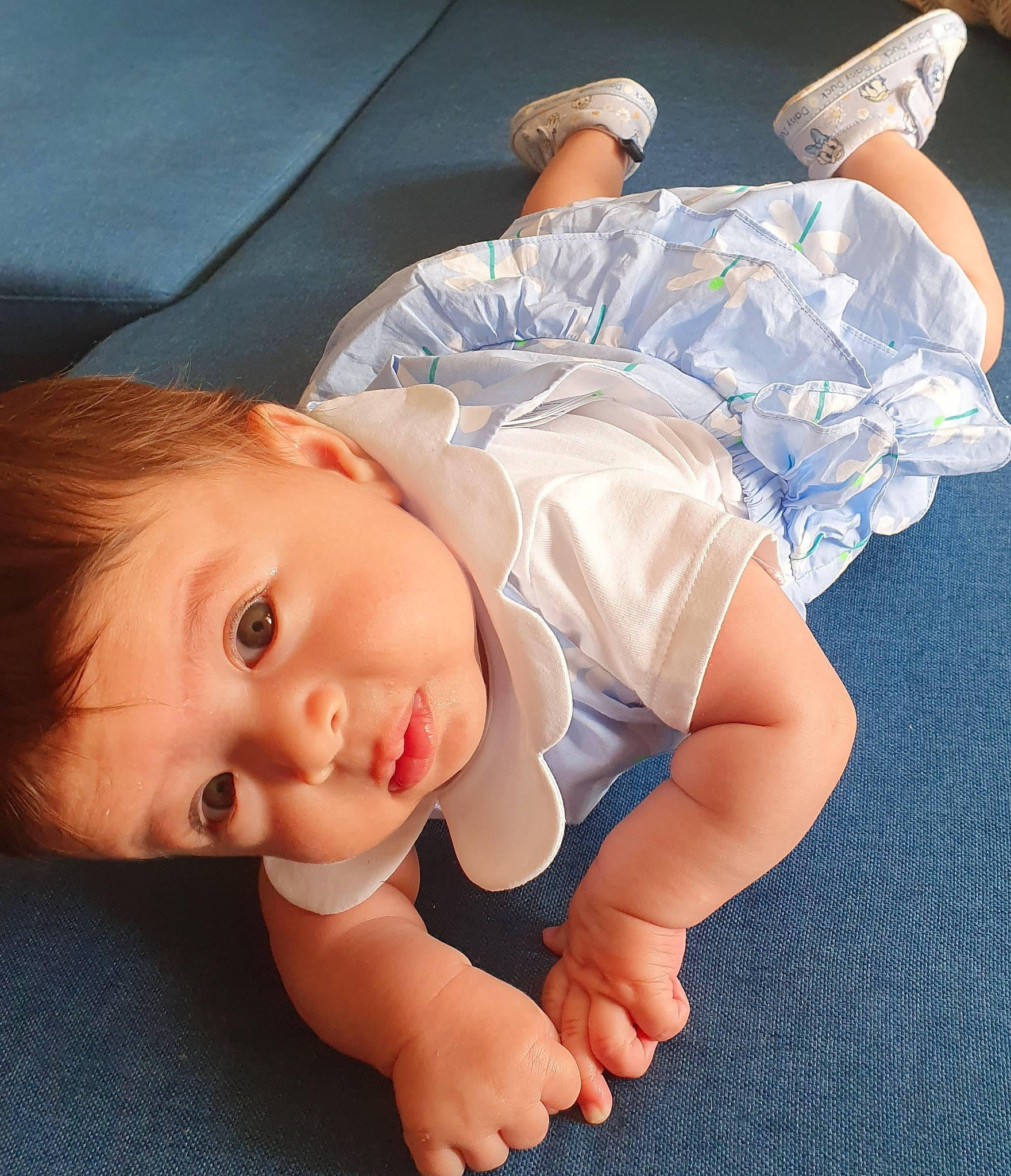 Sarah participe au concours pour gagner de l'argent avec cette photo : baby, baby_toddler_clothing, cheek, comfort, eye, finger, gesture, happy, human_body, joint, leg, mouth, muscle, nose, person, skin, sleeve, textile, thigh, thumb