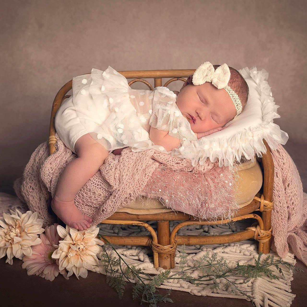 Thaïs a rejoint le concours — aidez-le/la à gagner de superbes lots ! baby, basket, bonnet, cap, clothing, crib, cushion, dress, face, flower, furniture, hat, head, homedecor, infantbed, newborn, person, photography, plant, portrait