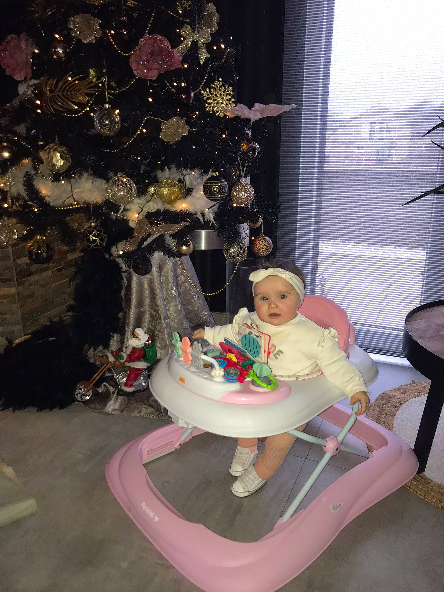 Louise participe au concours pour gagner de l'argent avec cette photo : baby_toddler_clothing, christmas, christmas_decoration, christmas_eve, christmas_ornament, christmas_tree, conifer, event, evergreen, fun, hat, headwear, holiday, holiday_ornament, lap, ornament, person, plant, sitting, toddler