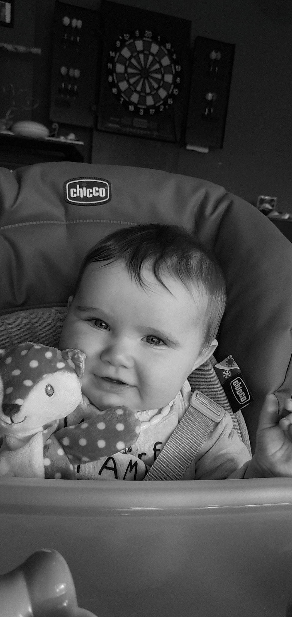 Louise participe au concours pour gagner de l'argent avec cette photo : baby, black, black_and_white, cheek, comfort, facial_expression, finger, flash_photography, happy, human, iris, monochrome, monochrome_photography, mouth, person, photograph, product, smile, style, toddler