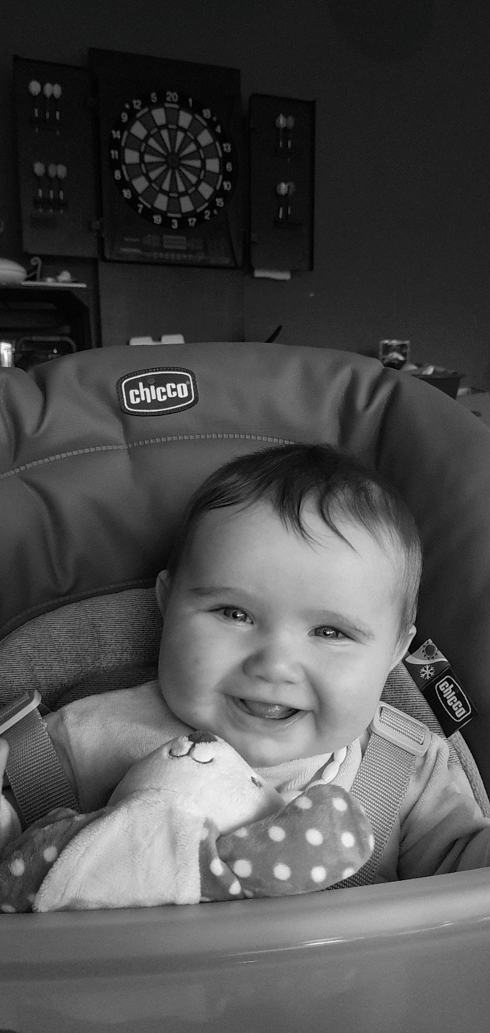 Louise participe au concours pour gagner de l'argent avec cette photo : baby, baby_toddler_clothing, black, black_and_white, child, comfort, flash_photography, hairstyle, happy, iris, joy, monochrome, monochrome_photography, people, person, photograph, product, smile, snapshot, style