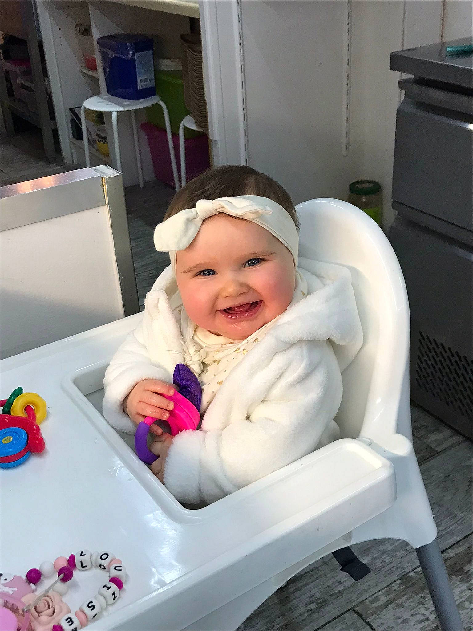 Louise a rejoint le concours — aidez-le/la à gagner de superbes lots ! baby, baby_laughing, baby_products, baby_toddler_clothing, chair, child, comfort, face, fun, happy, hat, headwear, joy, laugh, person, personal_protective_equipment, room, service, sitting, smile
