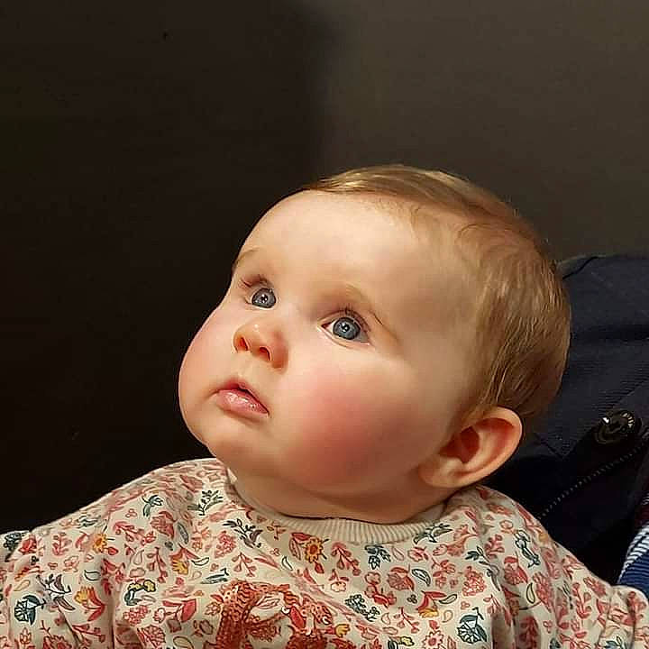 Louise participe au concours pour gagner de l'argent avec cette photo : baby, baby_toddler_clothing, cheek, child, collar, ear, eye, eyebrow, eyelash, forehead, hairstyle, head, iris, jaw, lip, neck, nose, person, skin, sleeve