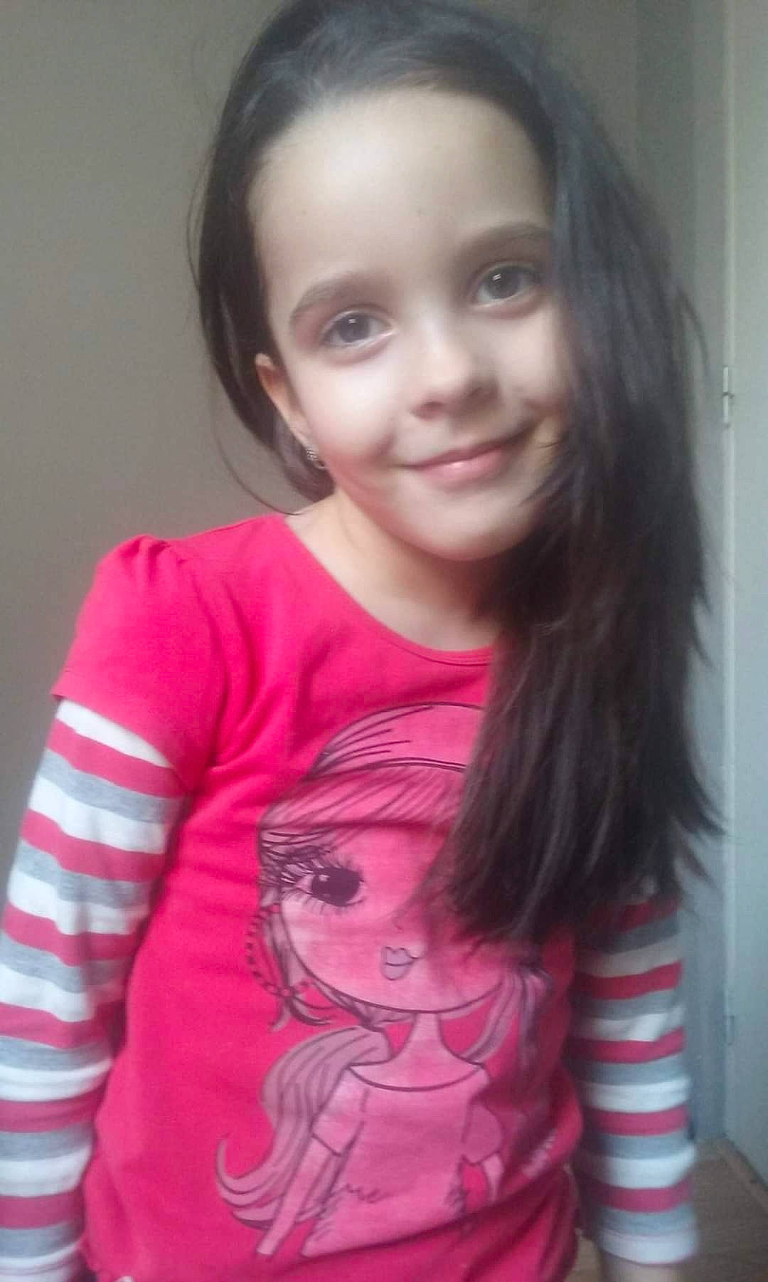 Delia a rejoint le concours — aidez-le/la à gagner de superbes lots ! beauty, black_hair, cheek, child, child_model, cool, eyebrow, face, forehead, hair, hairstyle, head, iris, joy, lip, long_hair, nose, person, pink, skin