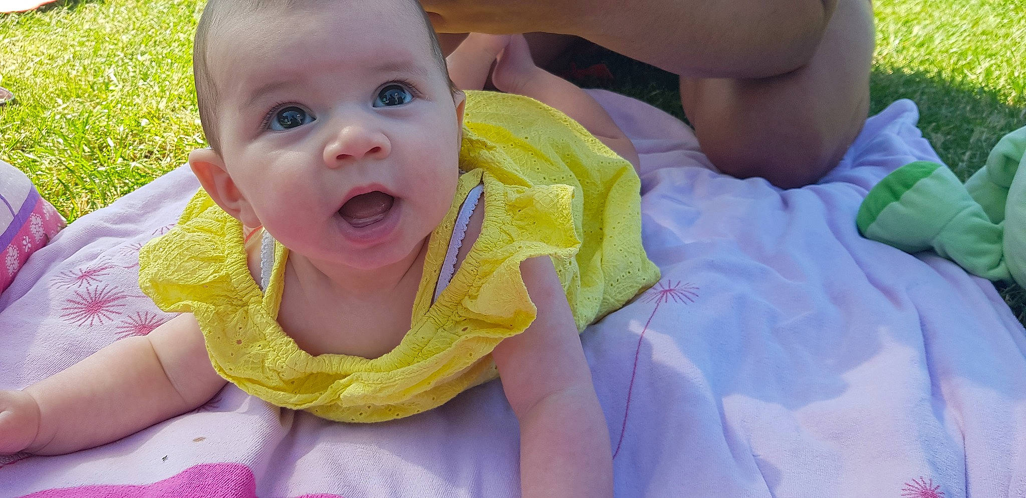 Aya participe au concours pour gagner de l'argent avec cette photo : baby, baby_laughing, baby_products, baby_toddler_clothing, cheek, comfort, eye, eyebrow, finger, fun, gesture, grass, happy, iris, leisure, lip, nose, person, shout, smile