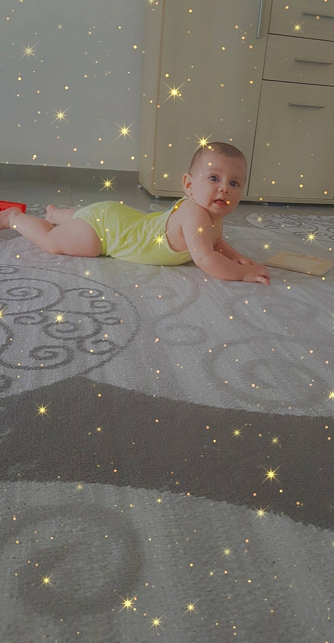 Aya a rejoint le concours — aidez-le/la à gagner de superbes lots ! arm, asphalt, baby, barefoot, child, concrete, dress, flash_photography, floor, flooring, fun, grass, hand, happy, head, human_body, leg, leisure, pattern, person