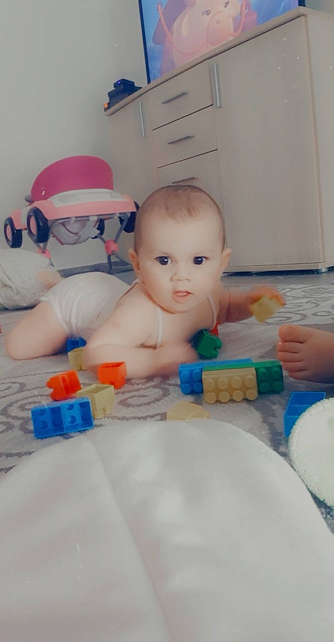 Aya a rejoint le concours — aidez-le/la à gagner de superbes lots ! abdomen, baby, baby_products, blue, cabinetry, child, drawer, finger, flooring, fun, mouth, person, plastic, plastic_bottle, product, room, skin, stuffed_toy, thumb, toddler