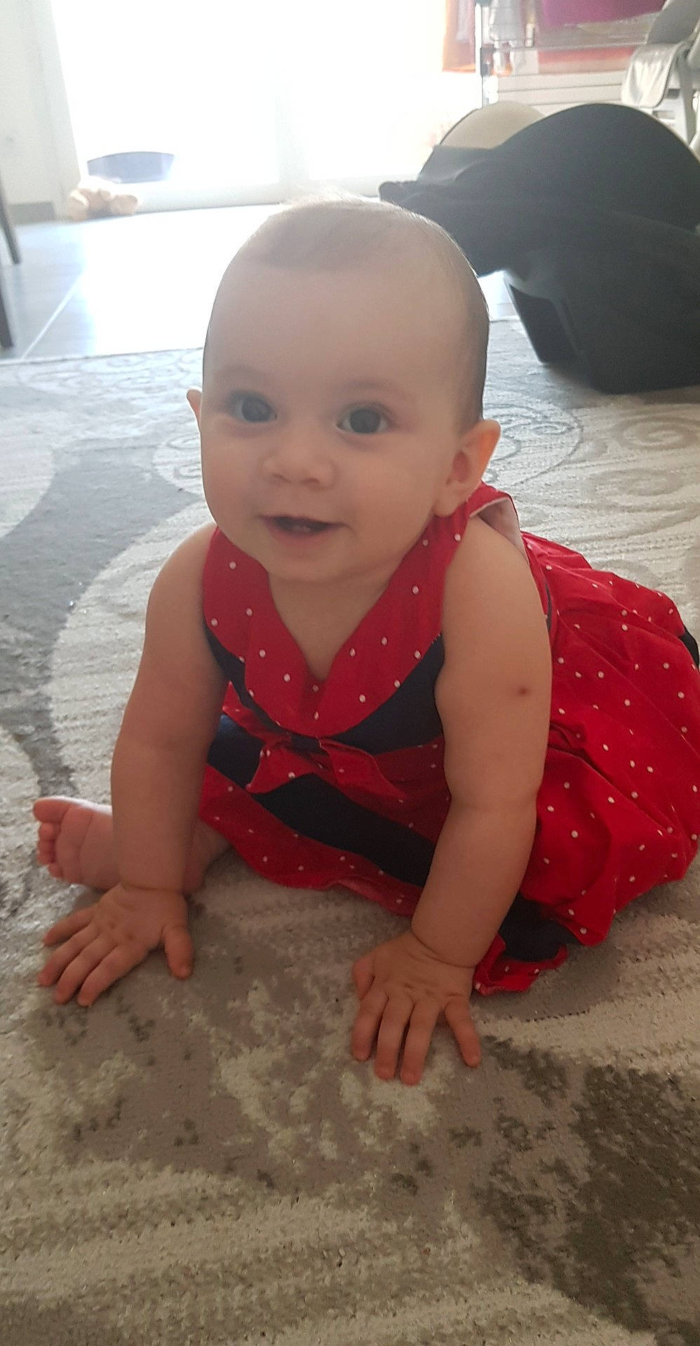 Aya participe au concours pour gagner de l'argent avec cette photo : baby, baby_toddler_clothing, cheek, child, comfort, finger, floor, flooring, foot, fun, happy, head, human_leg, nail, pattern, person, sitting, skin, smile, thumb