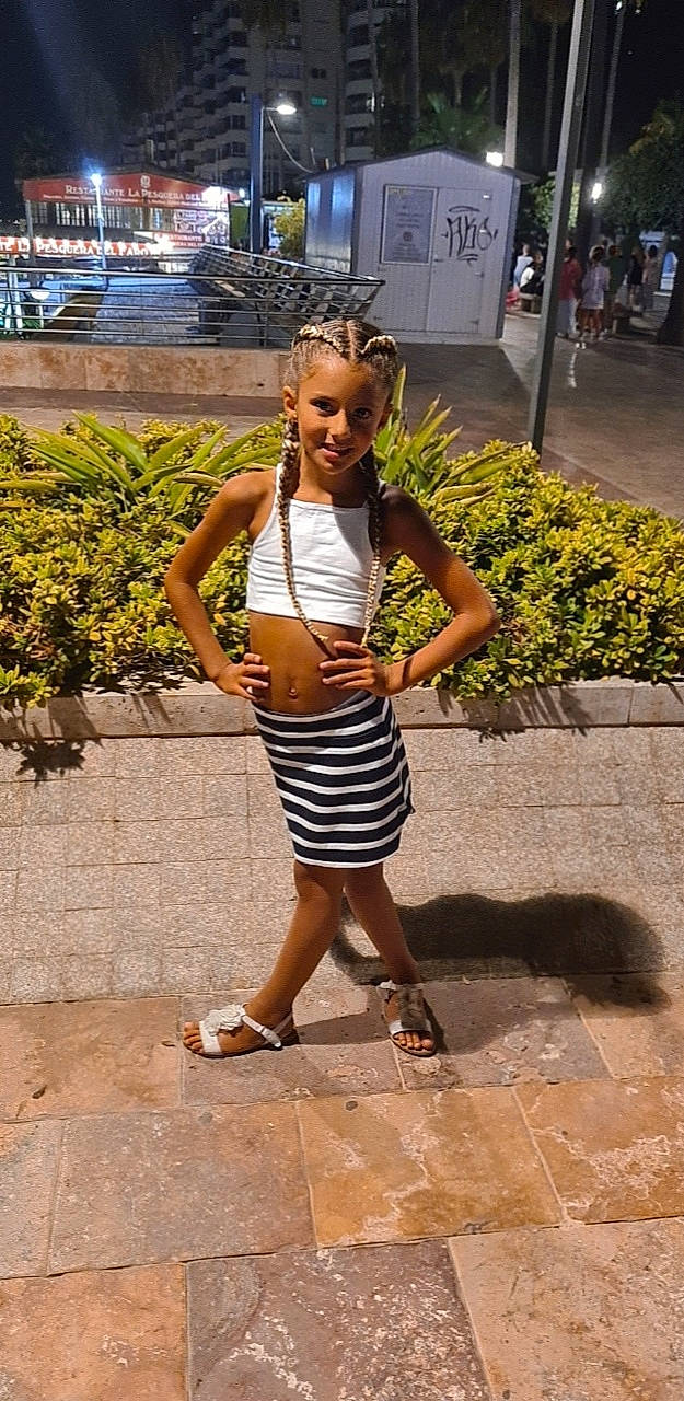 Inaya participe au concours pour gagner de l'argent avec cette photo : adaptation, asphalt, city, electric_blue, fun, happy, human_leg, joy, leisure, light, person, plant, road, road_surface, sandal, sidewalk, smile, street_fashion, thigh, travel