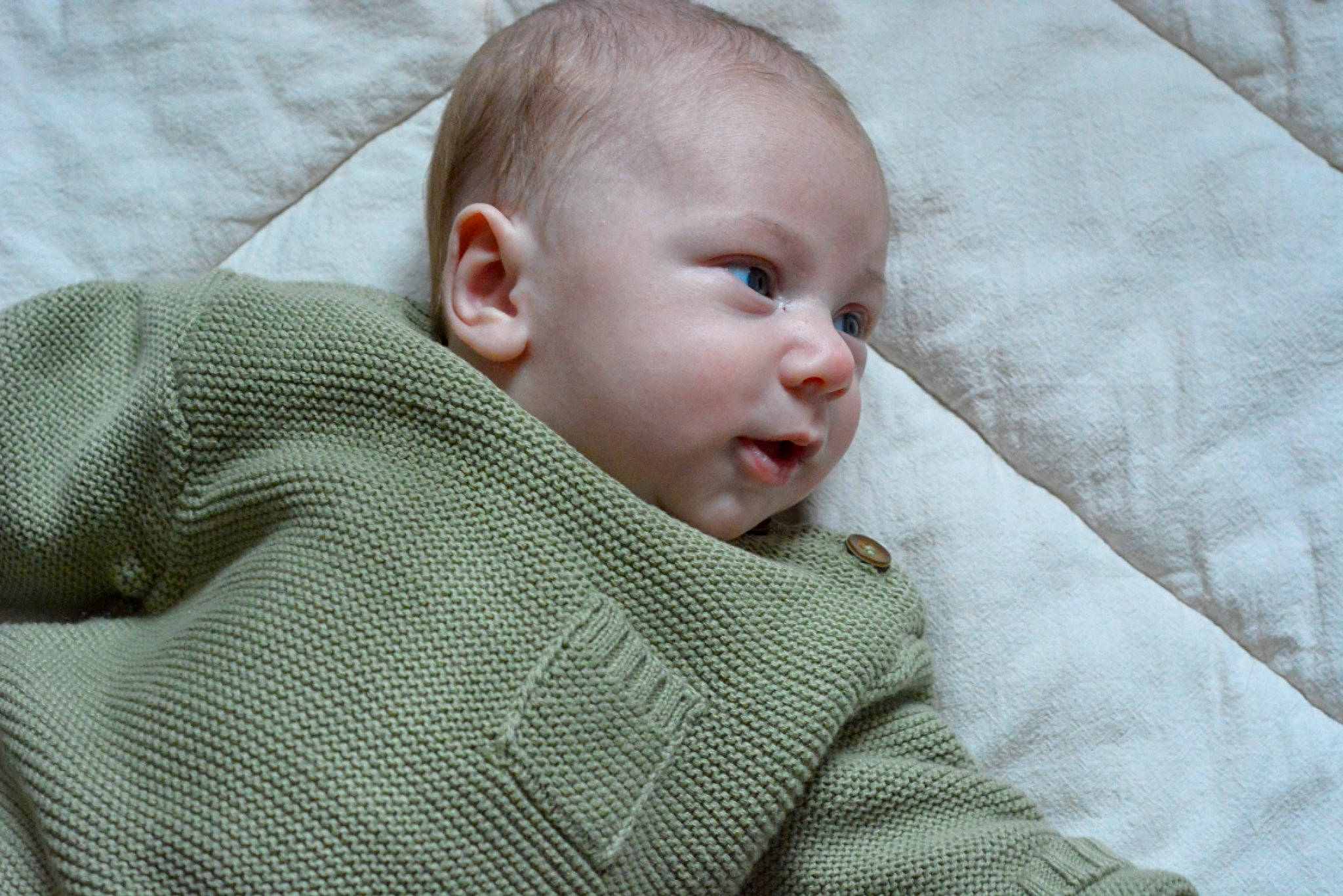 Adrian a rejoint le concours — aidez-le/la à gagner de superbes lots ! baby, baby_toddler_clothing, cheek, child, collar, comfort, grey, linens, nose, pattern, person, portrait_photography, sitting, sleeve, toddler