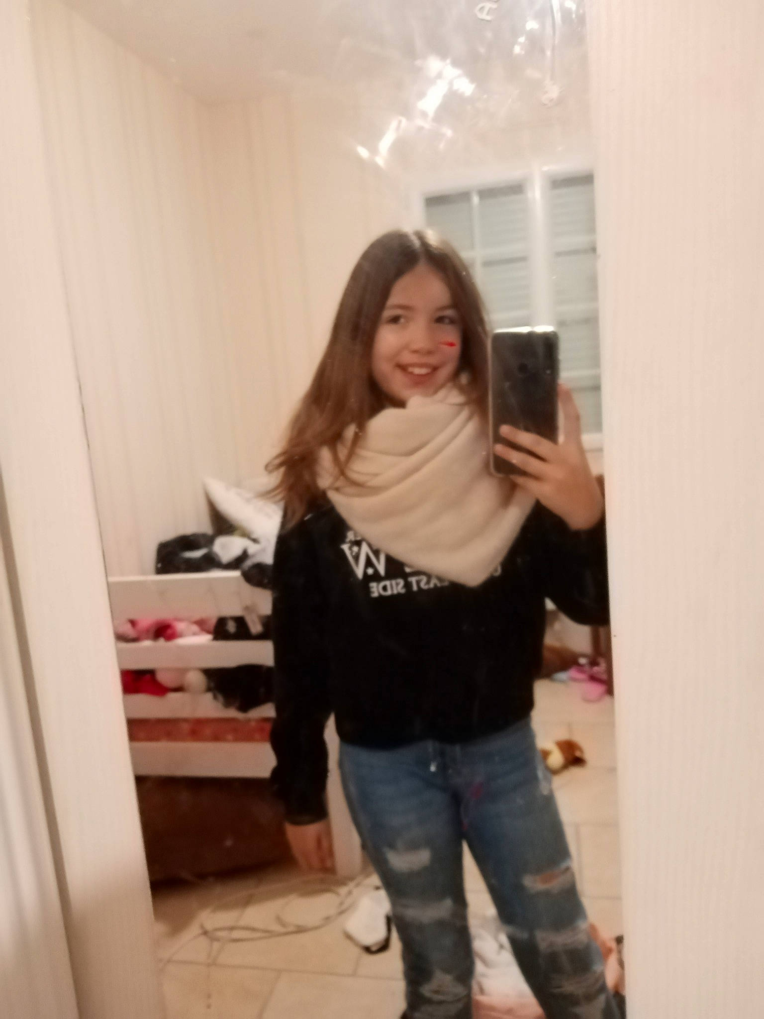 Elisa participe au concours pour gagner de l'argent avec cette photo : beige, boot, clothing, denim, jeans, joy, long_hair, long_sleeved_t_shirt, outerwear, person, photograph, photography, selfie, snapshot, standing, street_fashion, sweater, top, waist