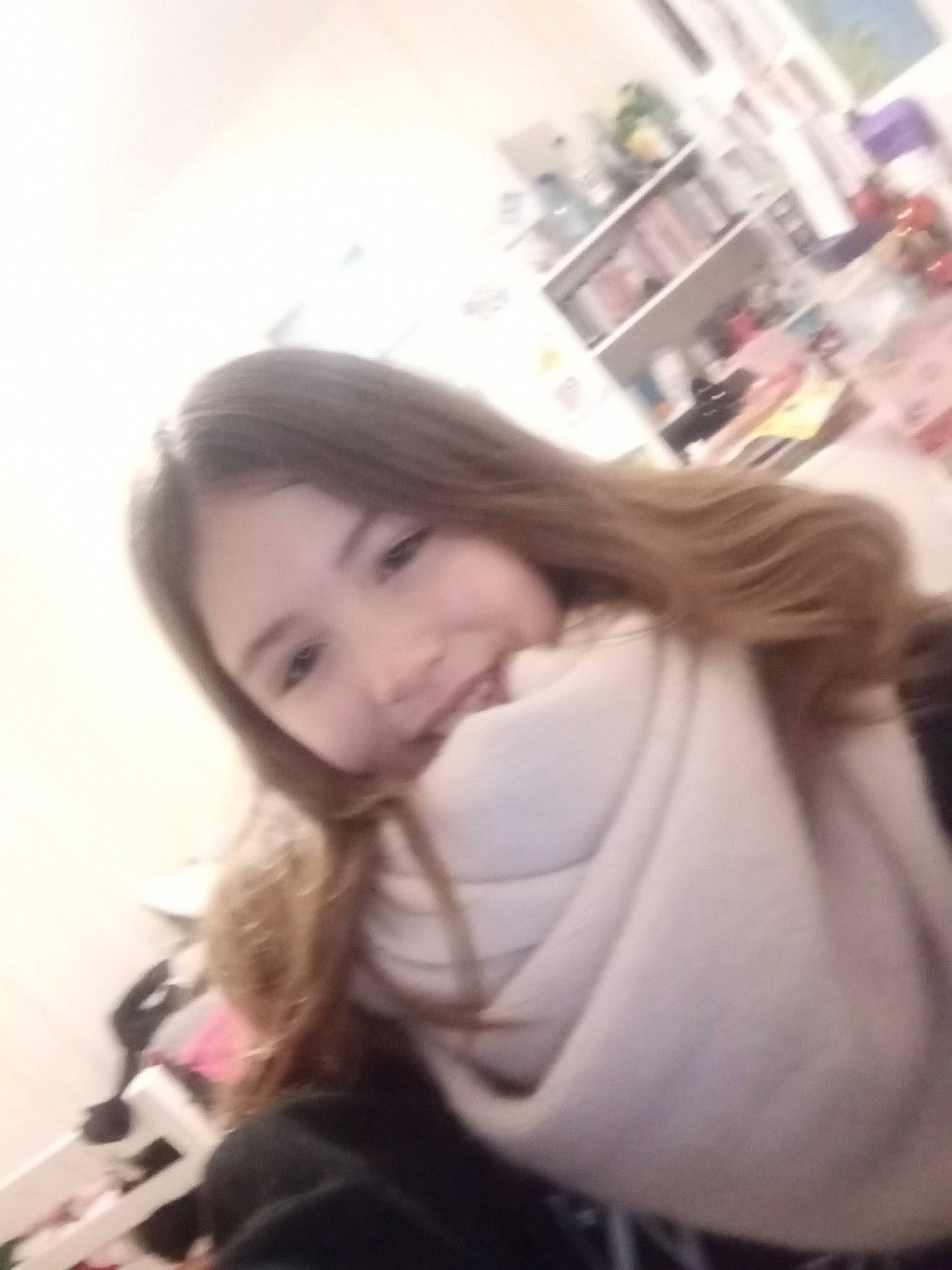 Elisa participe au concours pour gagner de l'argent avec cette photo : beauty, brown_hair, curtained_hair, hairstyle, joy, layered_hair, long_hair, person, photo_shoot, portrait_photography, selfie, step_cutting, street_fashion, youth