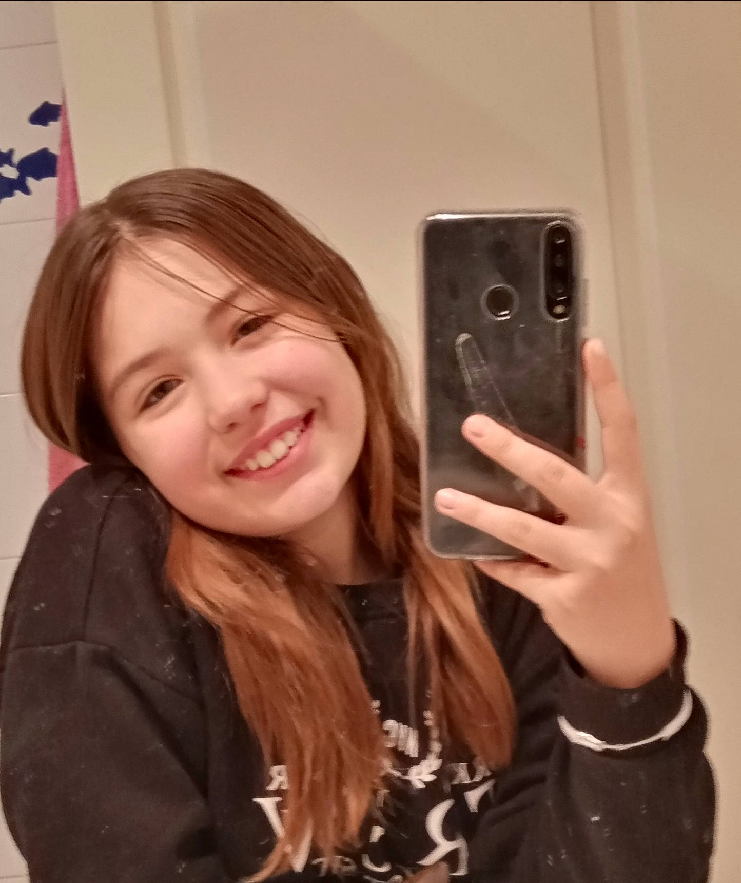 Elisa participe au concours pour gagner de l'argent avec cette photo : bangs, blond, brown_hair, communication_device, cool, feathered_hair, finger, hairstyle, jacket, jaw, joy, layered_hair, lip, long_hair, mobile_phone, nail, person, portable_communications_device, selfie, step_cutting