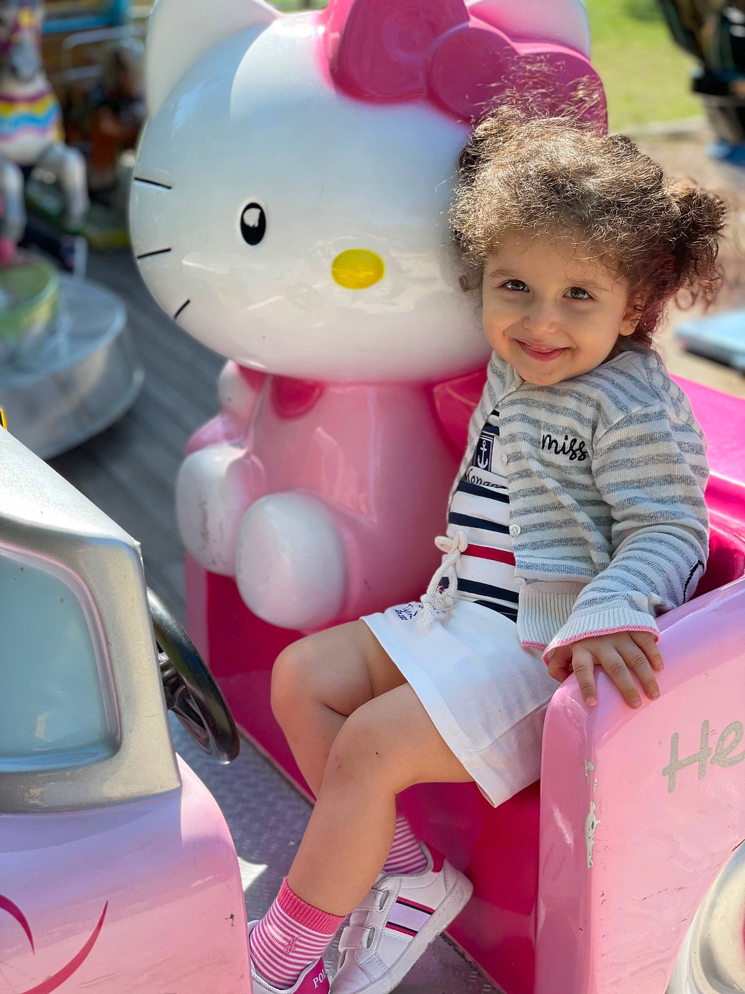 Ameli a rejoint le concours — aidez-le/la à gagner de superbes lots ! balloon, car, dress, event, facial_expression, fun, happy, headwear, joy, magenta, motor_vehicle, person, photograph, pink, product, red, skin, snapshot, toddler, toy