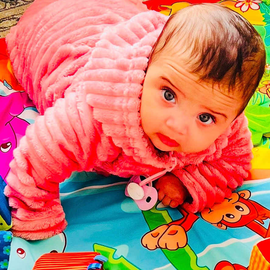 Line a rejoint le concours — aidez-le/la à gagner de superbes lots ! accessories, baby, bag, balloon, blanket, clothing, coat, crawling, doll, face, handbag, hat, head, indoors, outdoors, person, photography, portrait, quilt, toy