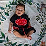 Nami a rejoint le concours — aidez-le/la à gagner de superbes lots ! baby, infant, child, blanket, leafy_pattern, owl, squirrel, greenery, stars, foot, hand, black_clothing, red_pattern, cute, lying_down, indoor, soft_texture, curious_expression, person, portrait